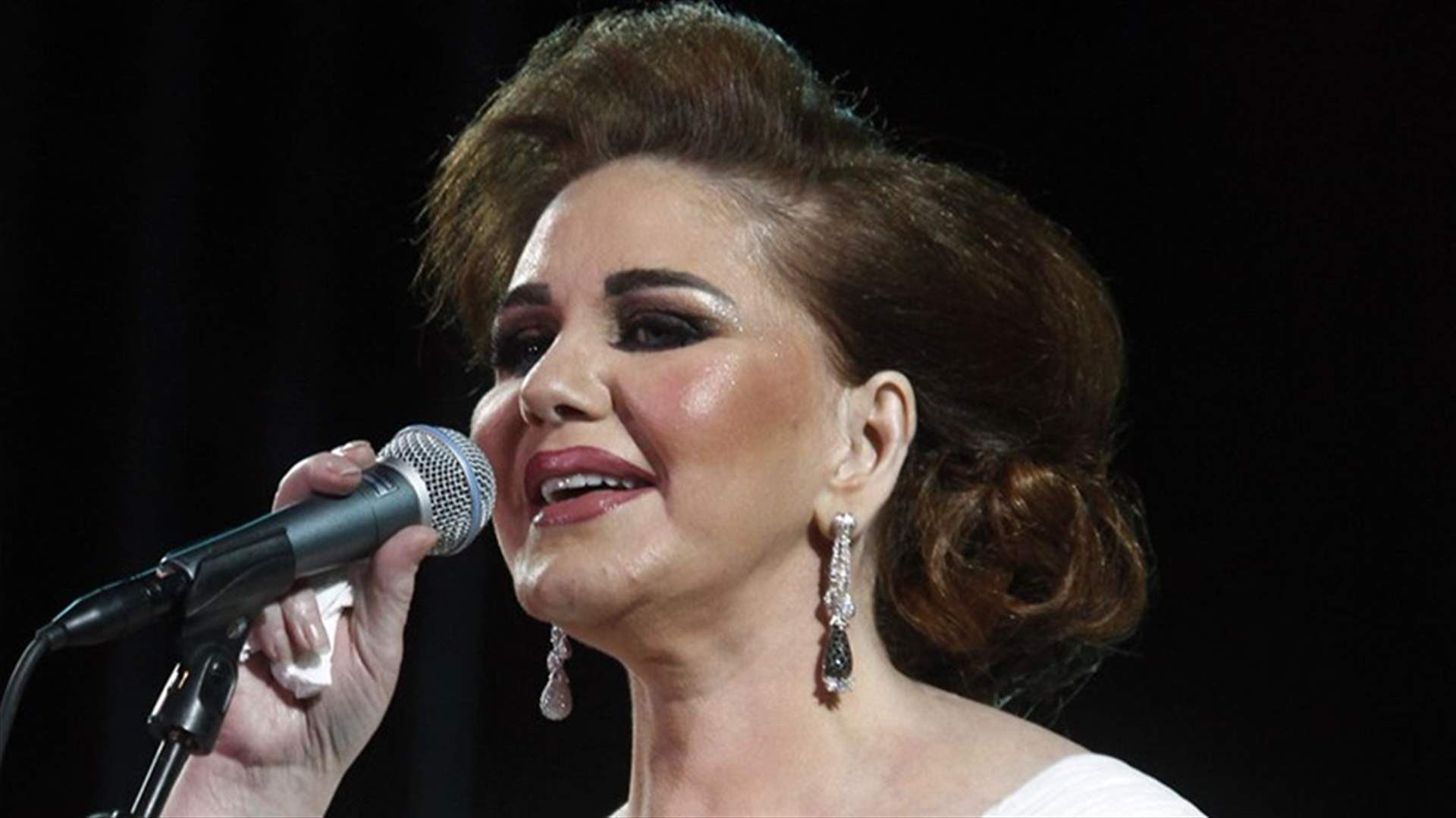 ميادة الحناوي تسقط على المسرح في تونس... فقدت توازنها أثناء الغناء (فيديو)