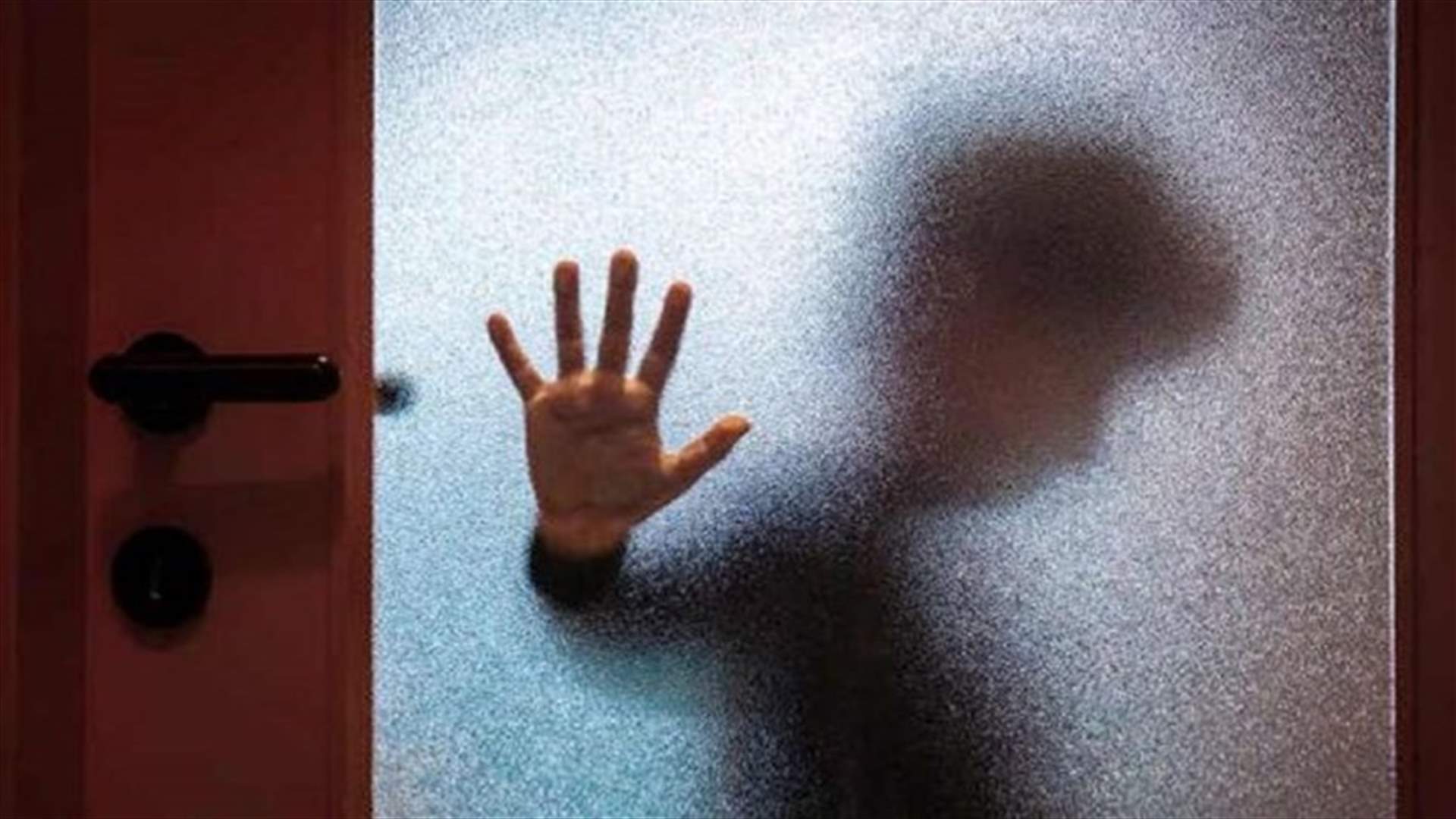 رجل عذّب قاصراً... أجبره على لعق مقعد المرحاض لسبب لا يصدّق!