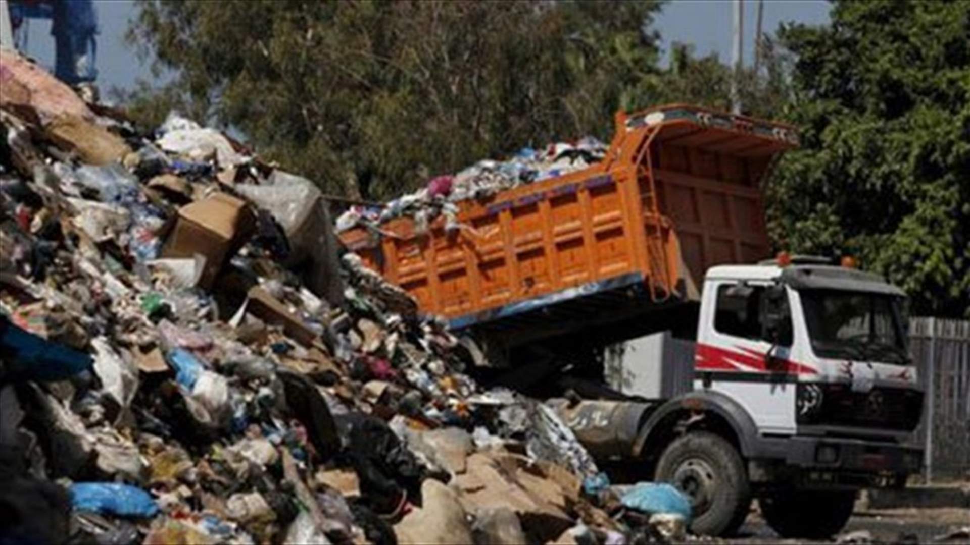 بلدية طرابلس ضبطت 7 شاحنات محملة بالنفايات... ورئيس البلدية يحذر