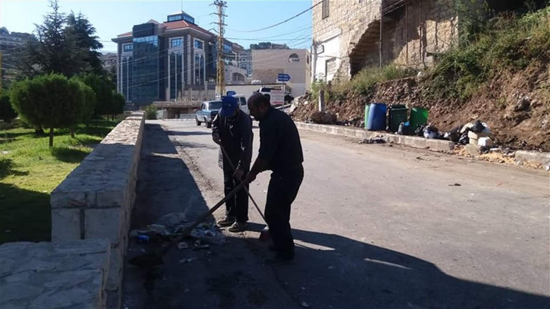 بلدية بخعون رفعت النفايات من شوارع البلدة عشية عيد الأضحى (صور)