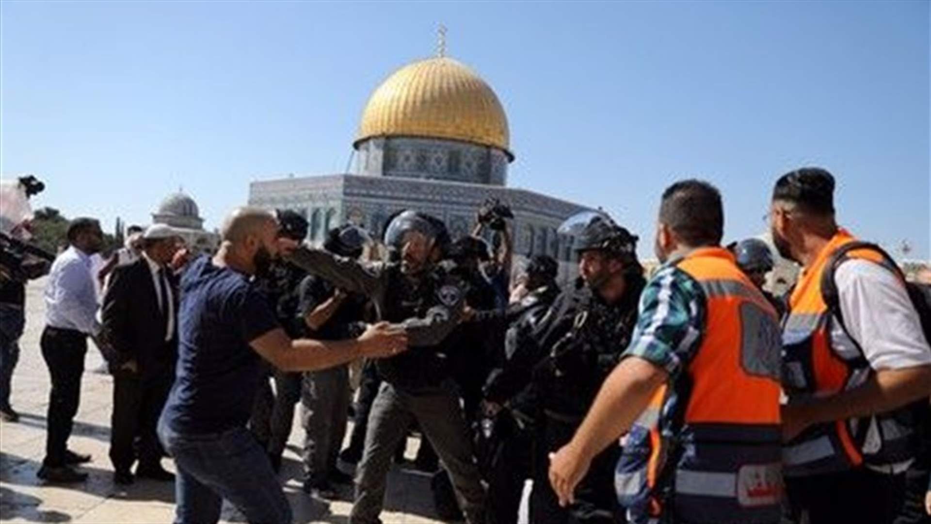 Palestinians and Israeli police clash at Jerusalem holy site