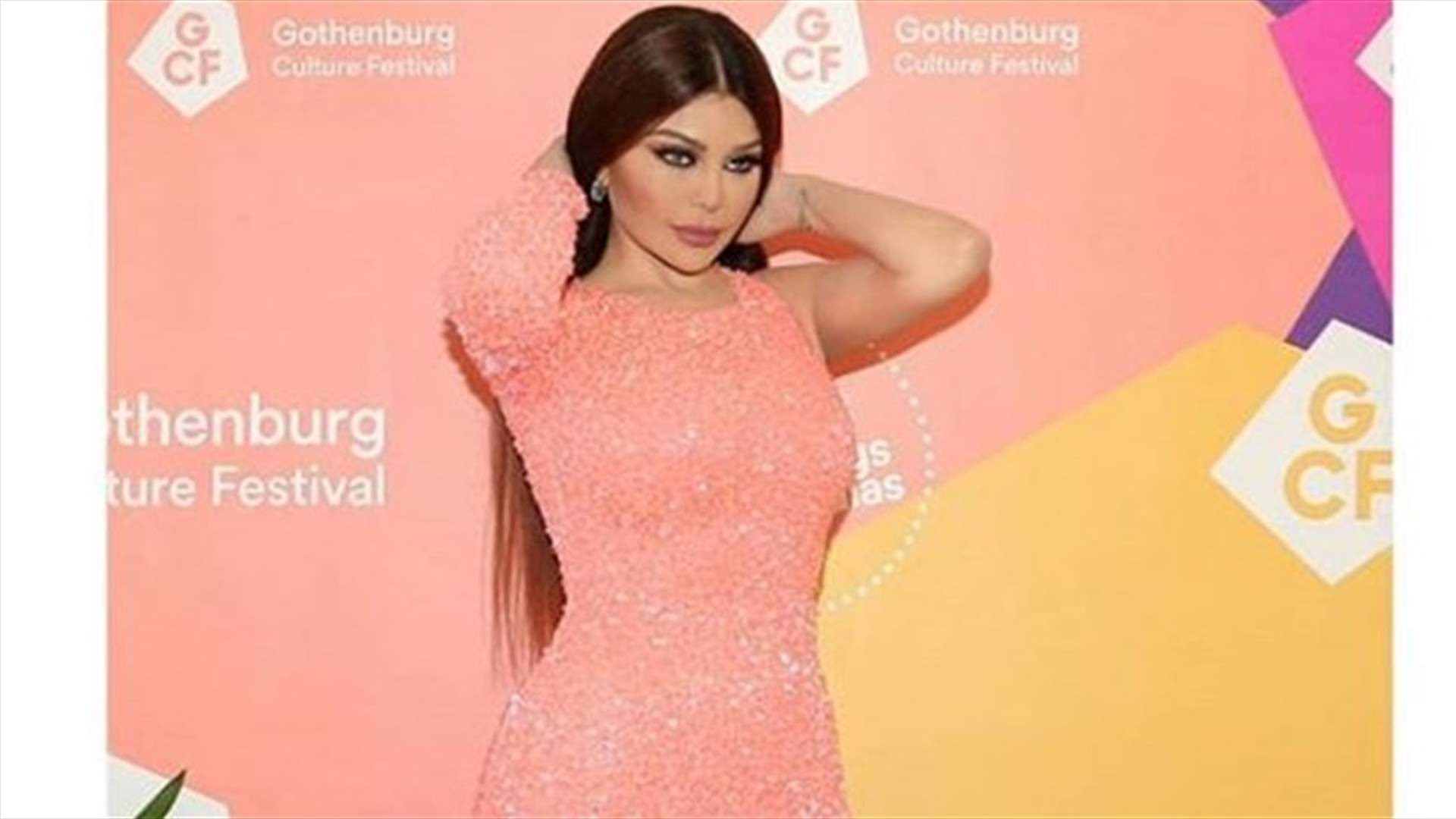 هيفاء وهبي في السويد.. رمت الميكروفون أرضاً وهل ظهر محمد وزيري في هذه الصورة؟