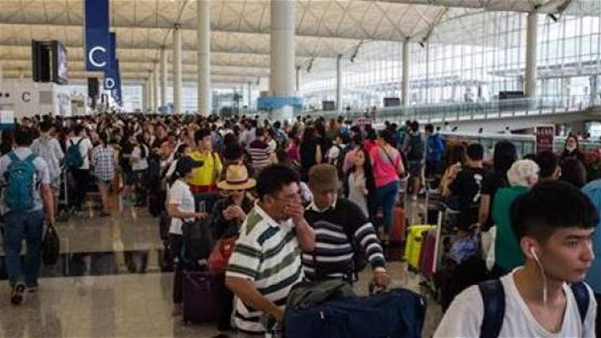 إعادة فتح مطار هونغ كونغ وإلغاء أكثر من 200 رحلة