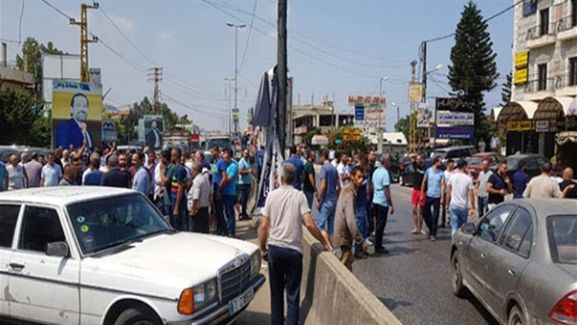 الإحتجاجات على إنشاء مطمر تربل مستمرة... قطع أوتوستراد المنية العبدة بالاتجاهين (صورة)