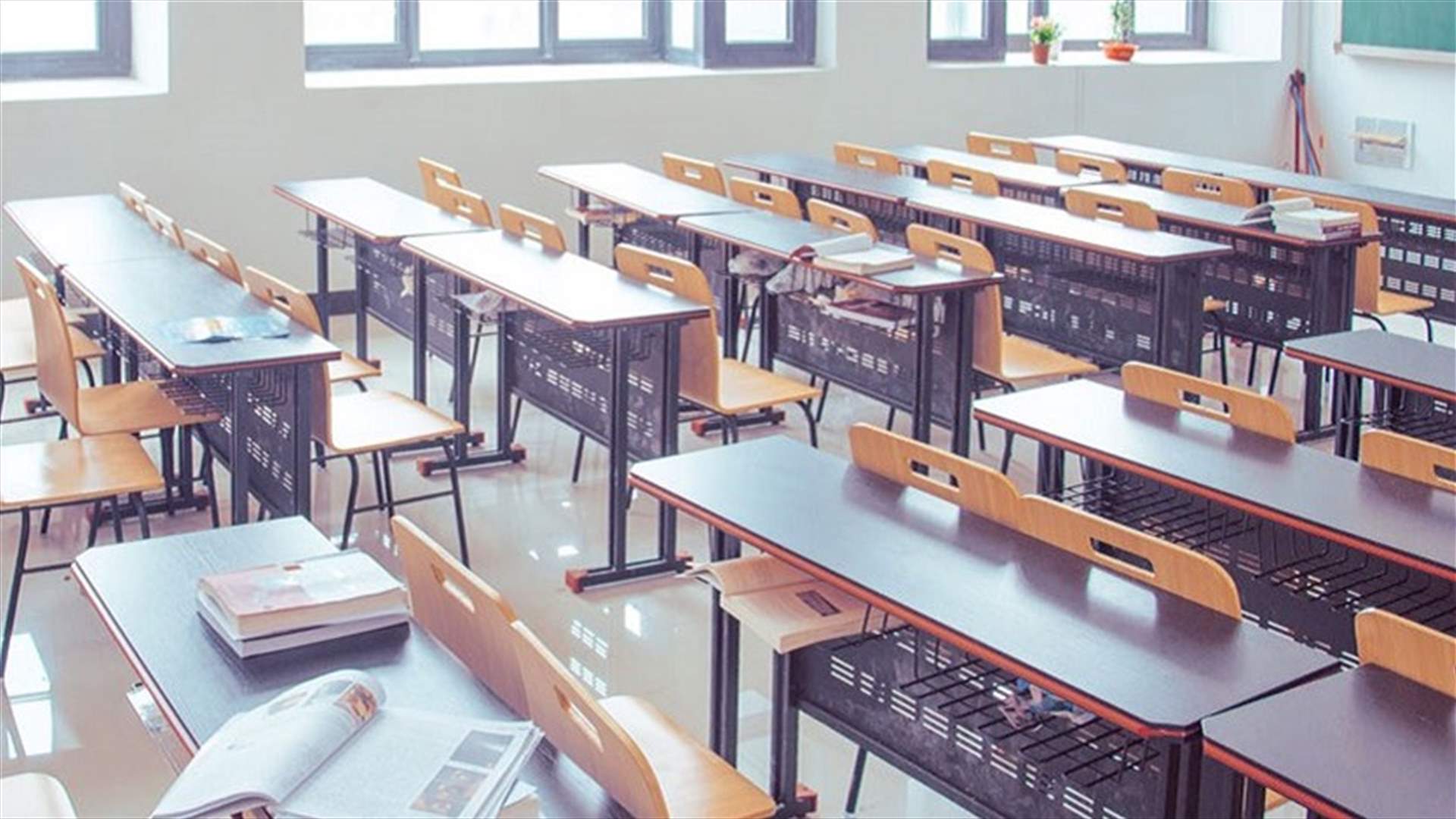 مشرفة مدرسة تجبر تلميذاً على المشي حافياً!