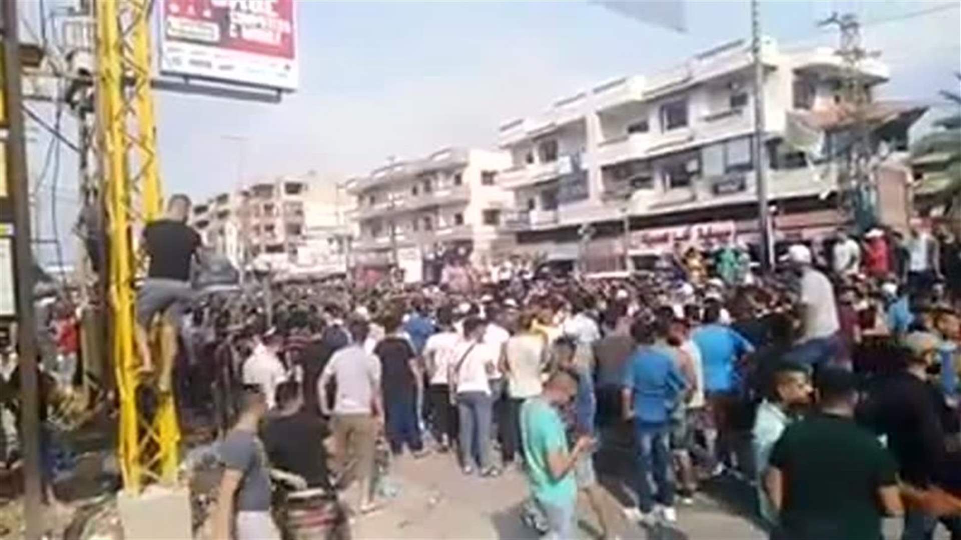 اعادة فتح طريق المنية بعدما قطعه عدد من الأهالي