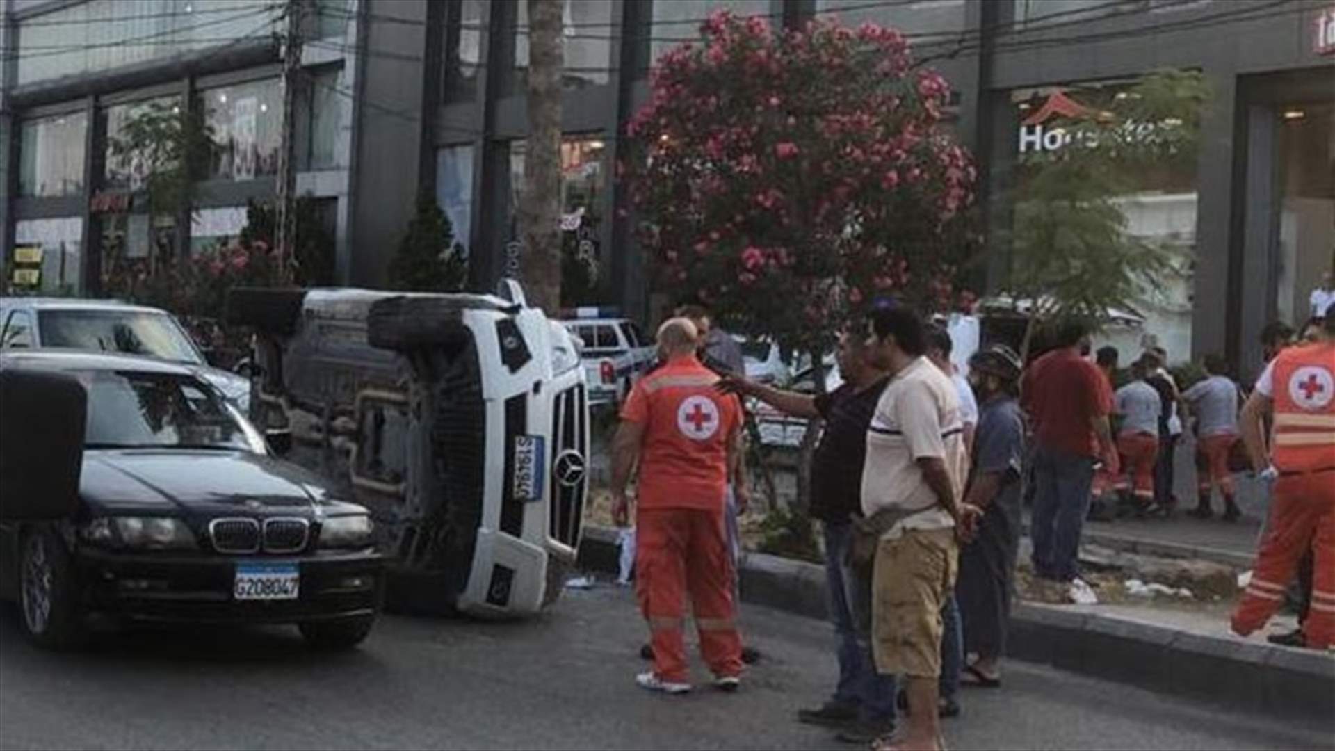 سقوط  4 جرحى بحادث انقلاب سيارة في صيدا (صورة)