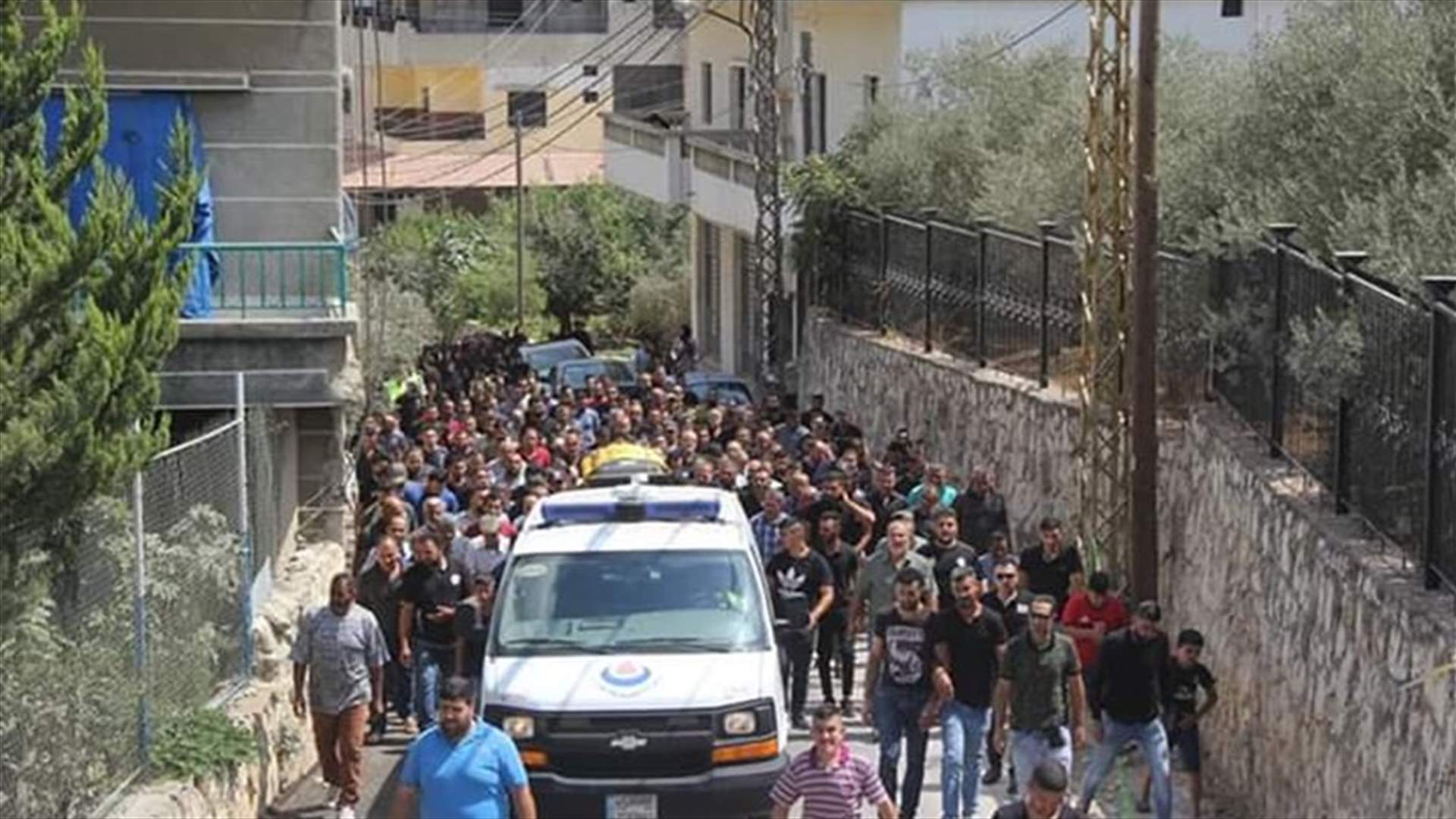 في حاروف الجنوبية... تشييع علي معتوق الذي قضى بقنبلة عنقودية في بلدة تول (صور)