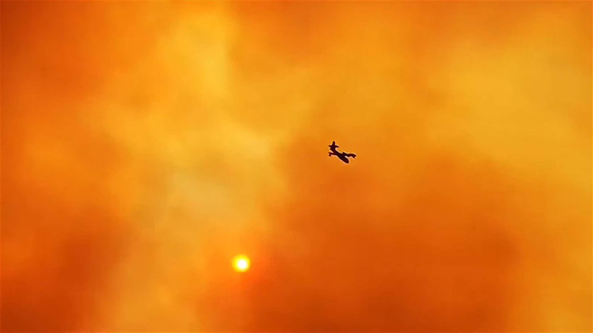 مشهد يحبس الأنفاس... طائرة تقتحم النيران التي حجبت سماء اليونان (فيديو)