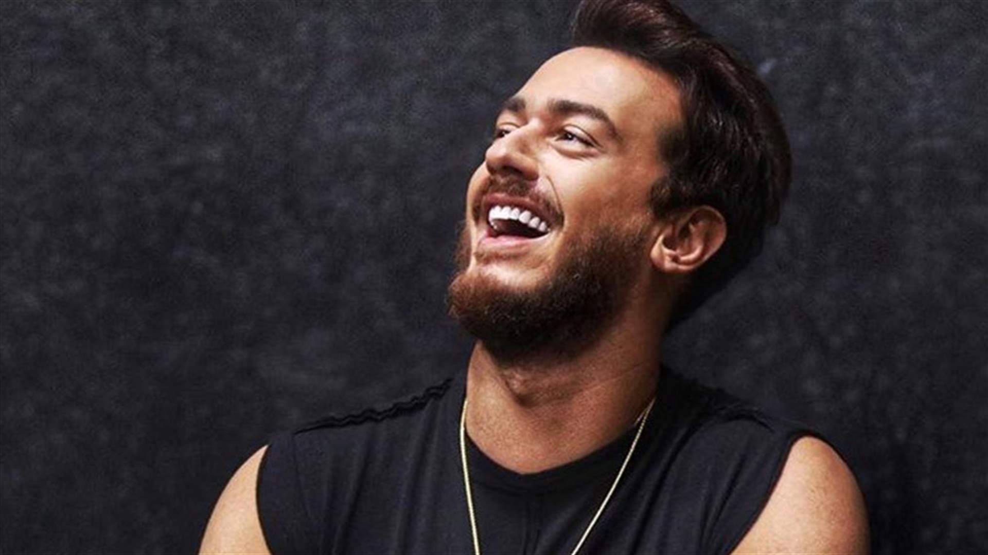بعد عودته الى المغرب... سعد لمجرد بين أحضان والديه (صورة)