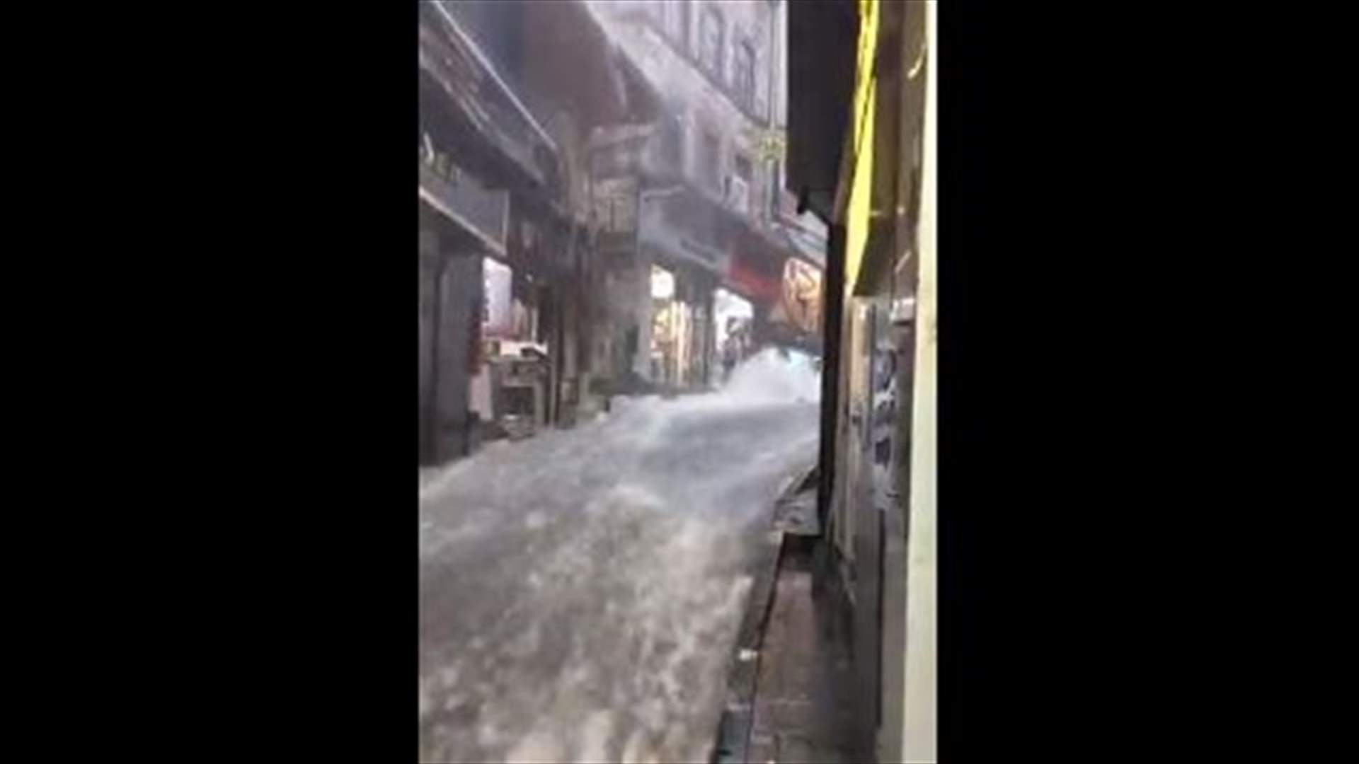 أمطار غزيرة تشل اسطنبول... والسيول تجتاح البازار الكبير (فيديو)