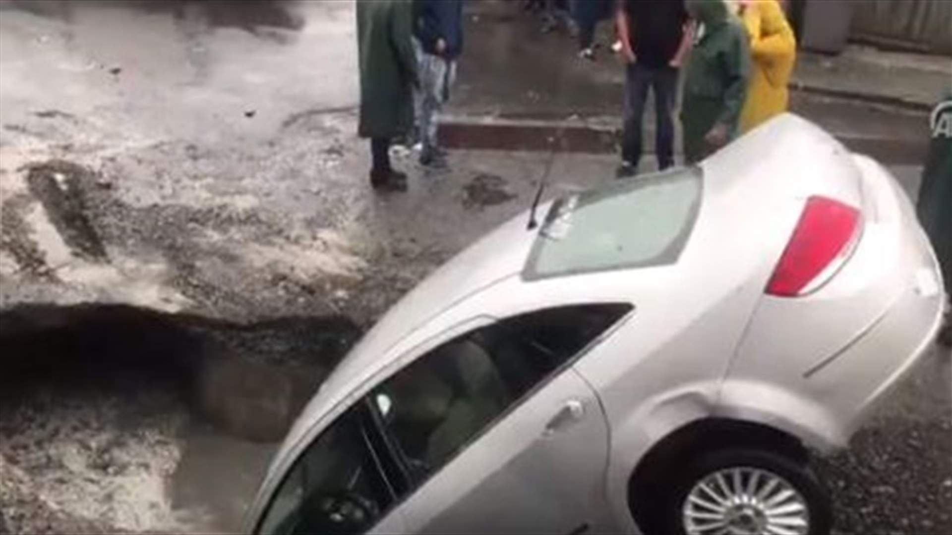 امطار اسطنبول تتسبب بسقوط سيارة في حفرة كبيرة ... (فيديو)