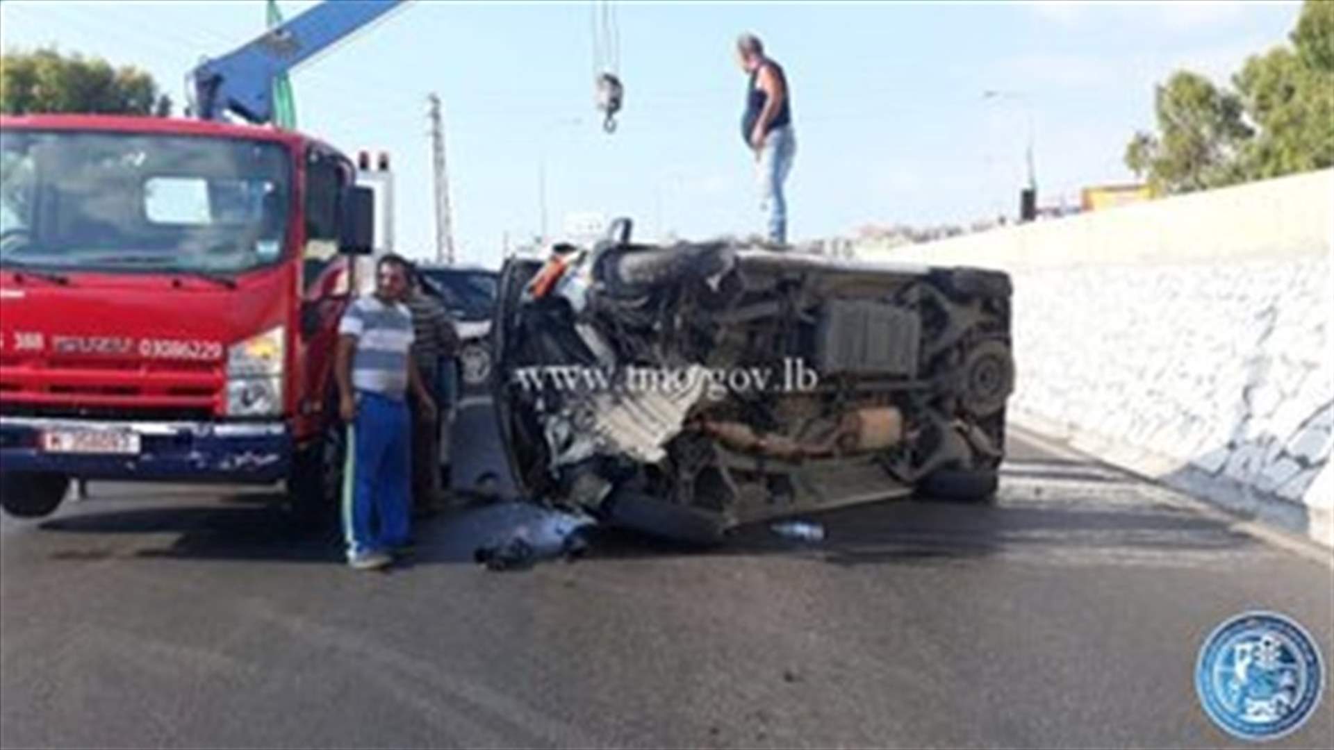 انقلاب فان على أوتوستراد الجية... وسقوط جريح (فيديو وصوَر)