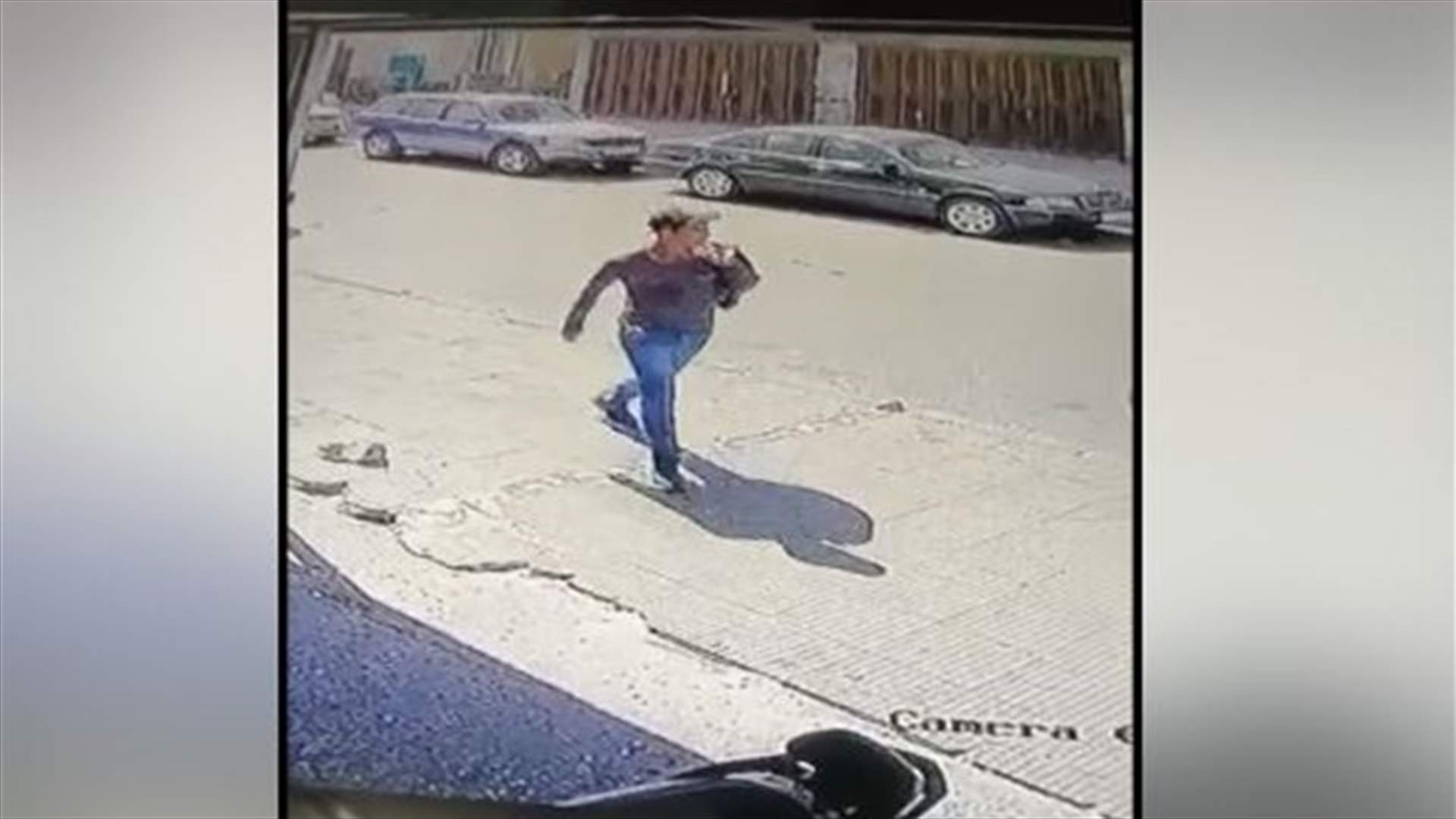 فيديو يوثّق عملية سرقة في الزاهرية- طرابلس... سرق الهاتف "بكل رواق"