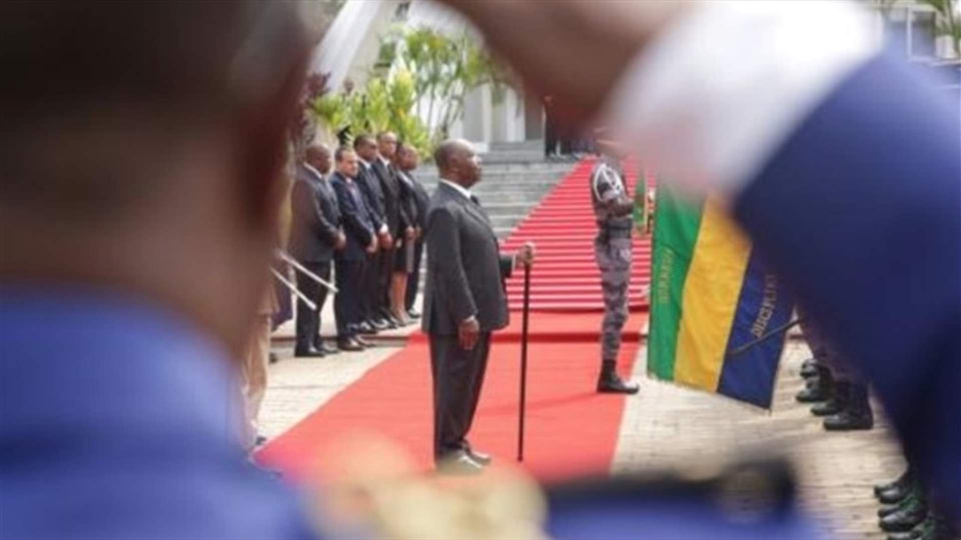 بعد أشهر على اصابته بجلطة دماغية... الرئيس الغابوني يشارك بالعرض العسكري لمناسبة العيد الوطني