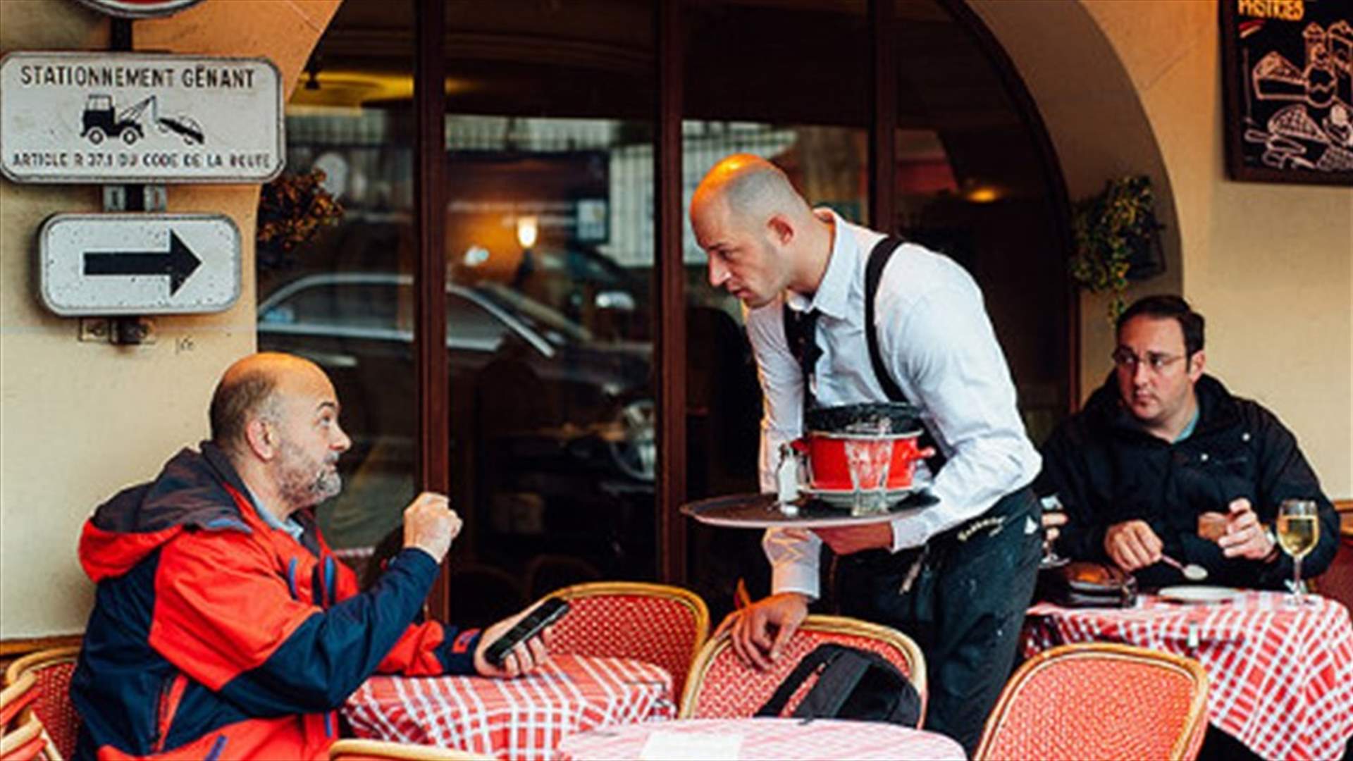 زبون غاضب يطلق النار على النادل داخل المطعم... والسبب؟