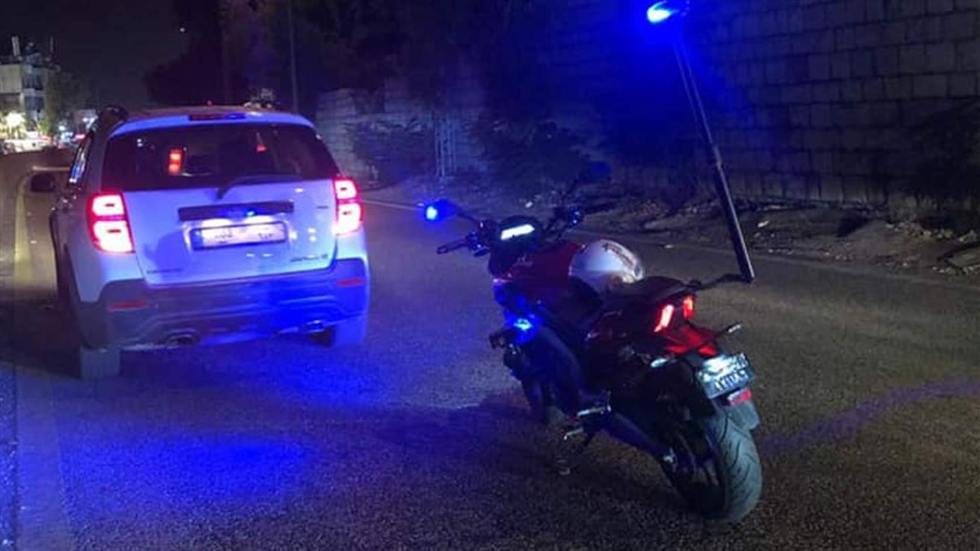 اصطدام سيارة بالفاصل الإسمنتي في عاليه... والـmoto ambulance تسعف الجريح (صور)