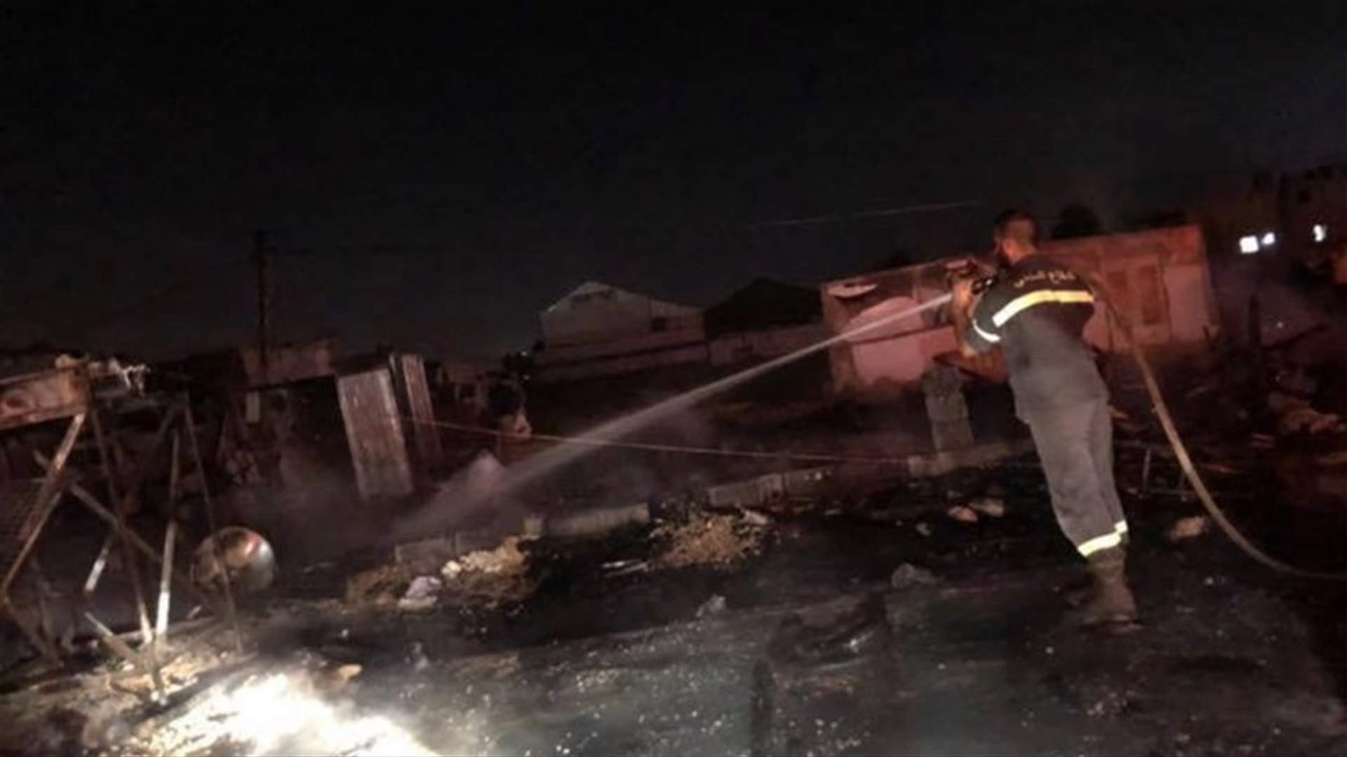 حريق داخل مخيم للنازحين السوريين في عنجر... وإصابة نازح بحالة اختناق (صور)