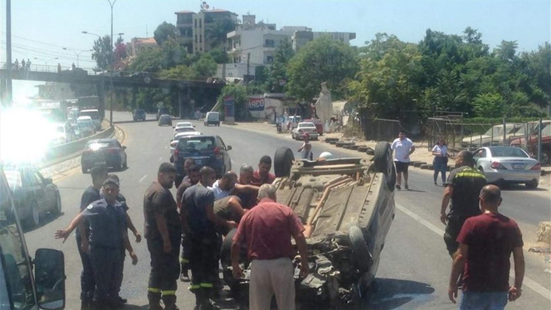 انقلاب سيارة على اوتوستراد الصفرا تسبب بزحمة سير في الاتجاهين... (صور)