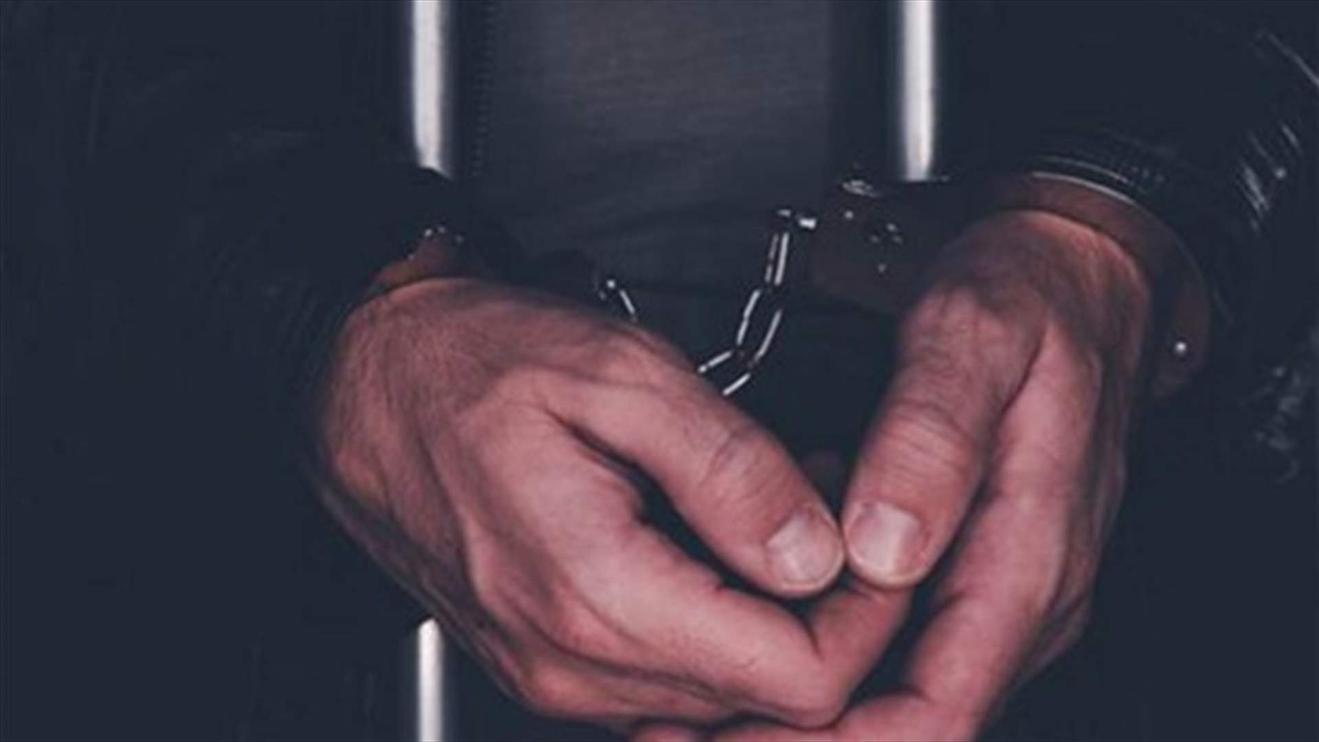 يبيع الدجاج غير المطابق للمواصفات بسيارة غير قانونية...