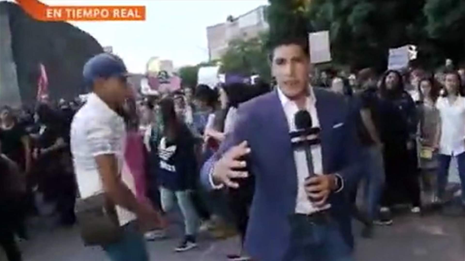 مراسل تعرّض للضرب مباشرة على الهواء خلال تظاهرة في المكسيك (فيديو)