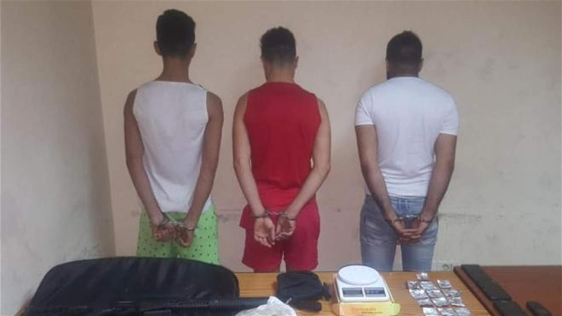 توقيف عصابة لترويج المخدرات في النبعة... هذا ما ضُبط بحوزة أفرادها