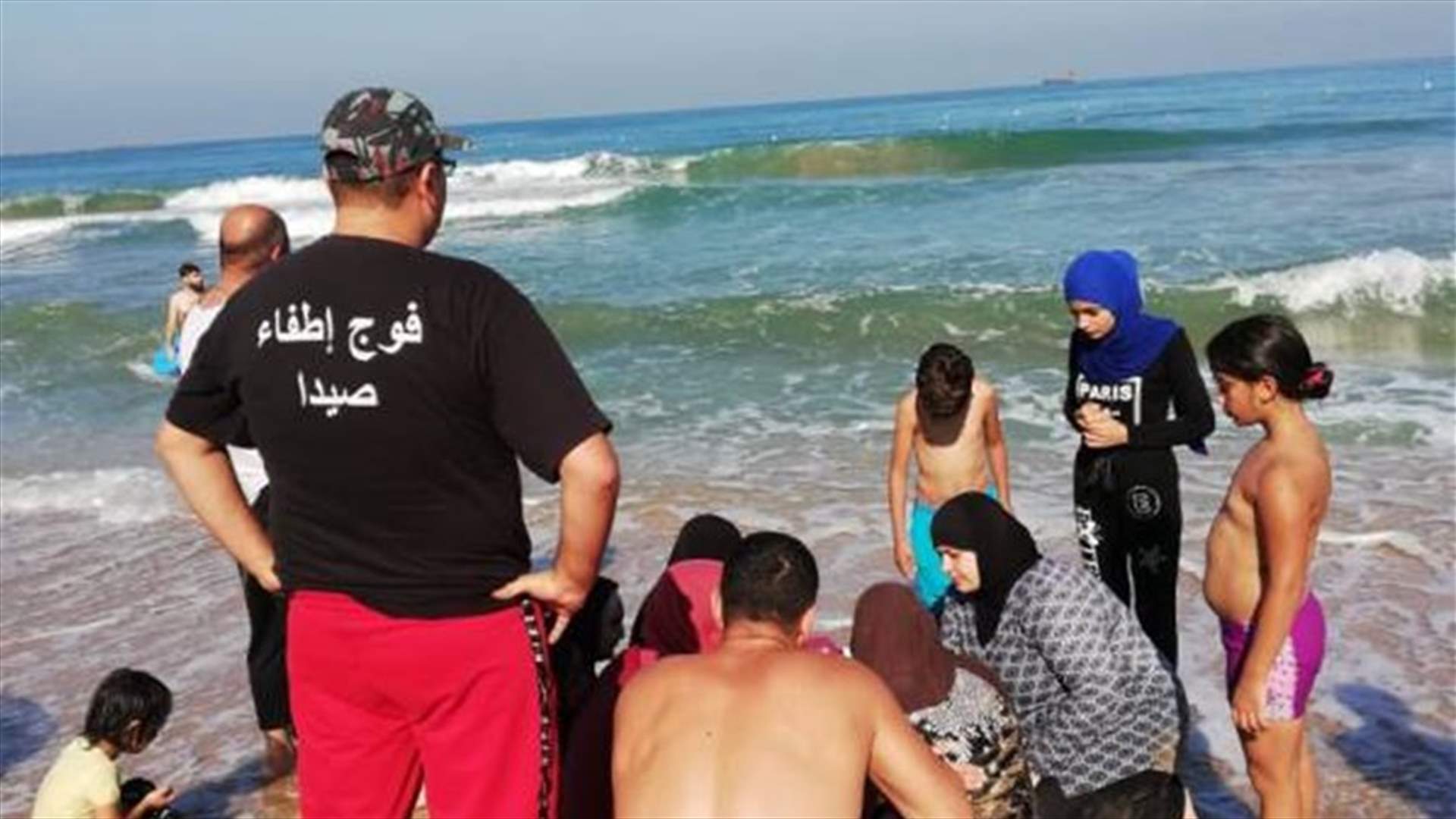 انقاذ عائلة سورية من الغرق في المسبح الشعبي في صيدا