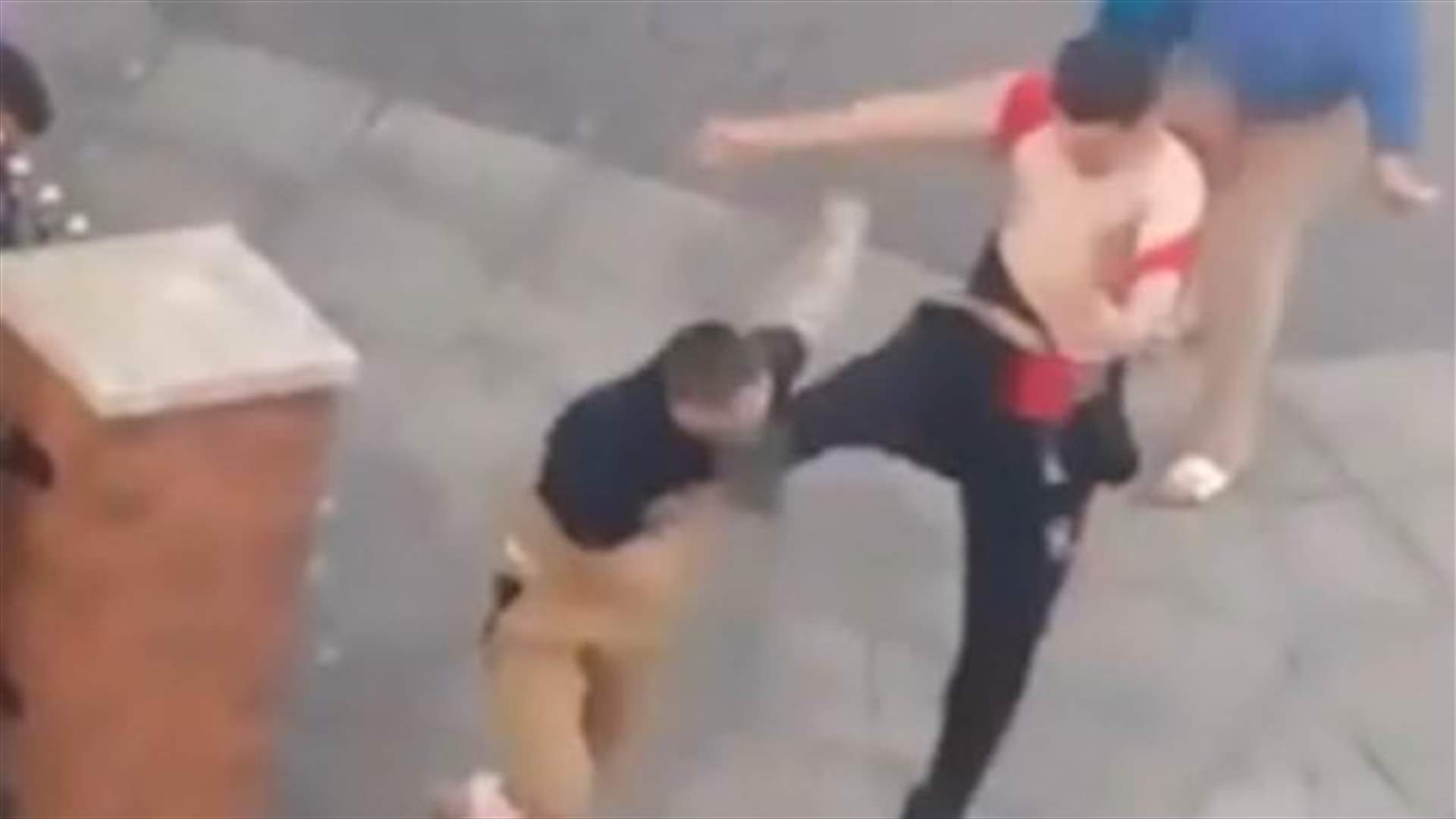 شجار عنيف في الشارع بين رجلين... بسبب فتاة! (فيديو)