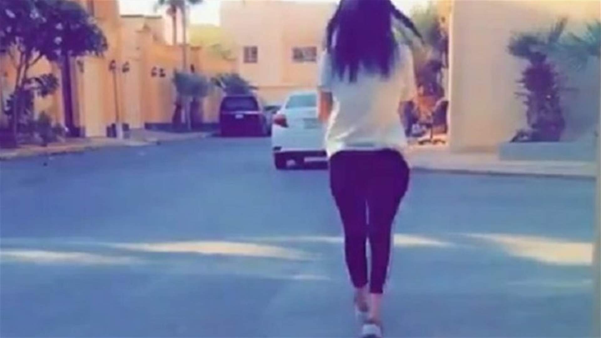 سعودية تسير في شوارع الرياض من دون حجاب أو عباءة... وتشعل تويتر