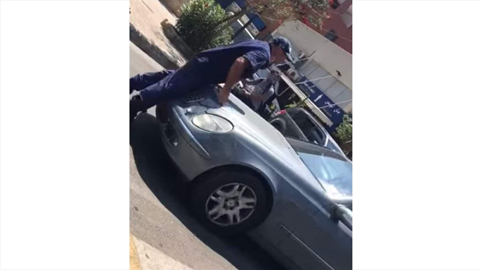 لحظة محاولة صدم شرطي بلدية في جونية... (فيديو)