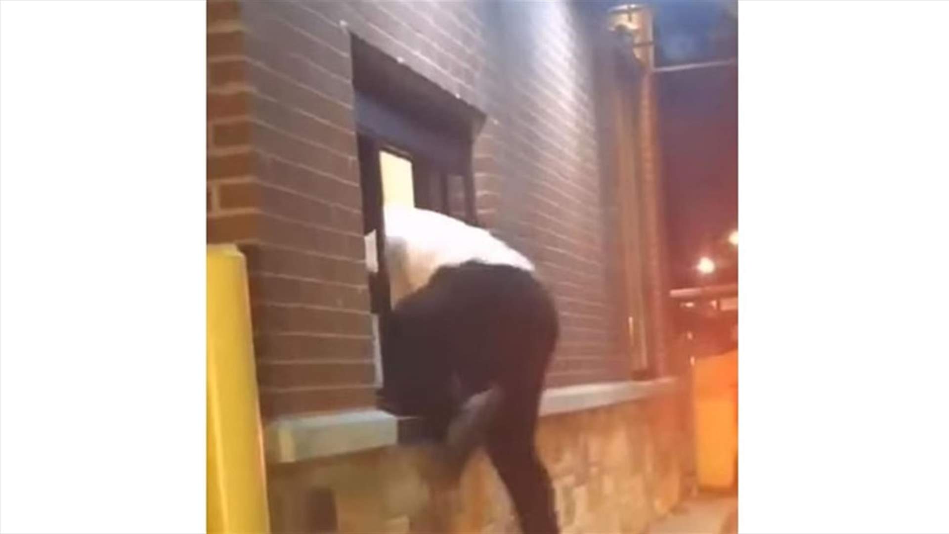 عراك عنيف بين زبون وموظفة في مطعم... قفز من النافذة ليضربها! (فيديو)