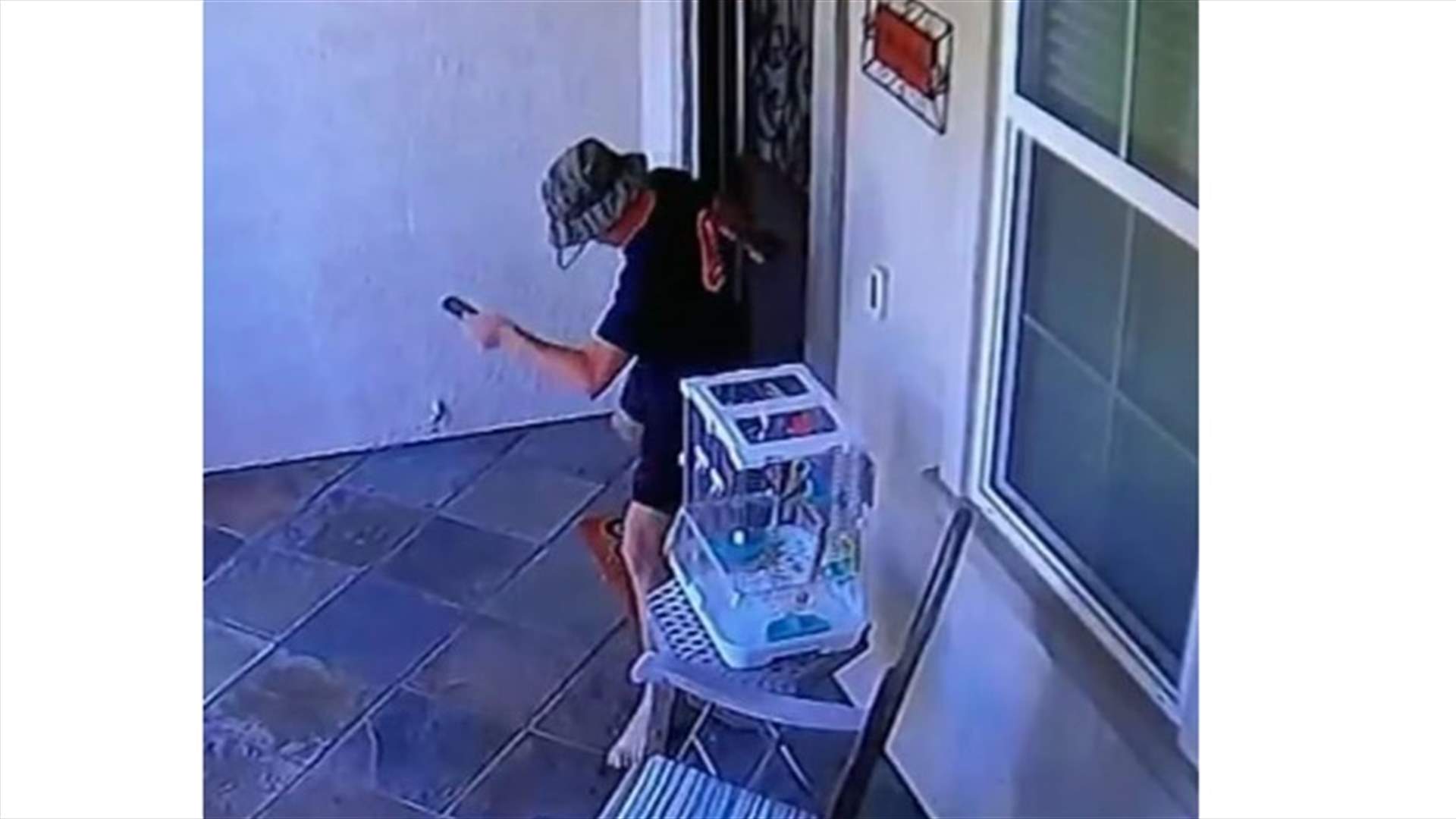 أثناء خروجه من منزله حصل ما لم يكن في الحسبان... والدته وشقيقته أنقذتاه!