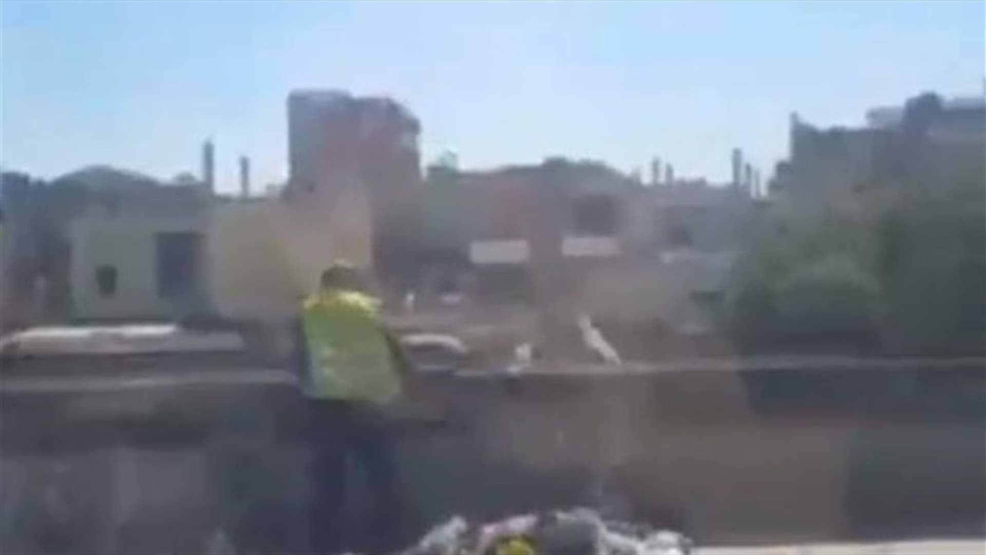 عامل نظافة يرمي نفايات في نهر بيروت... فهل تمّت محاسبته؟ (فيديو)
