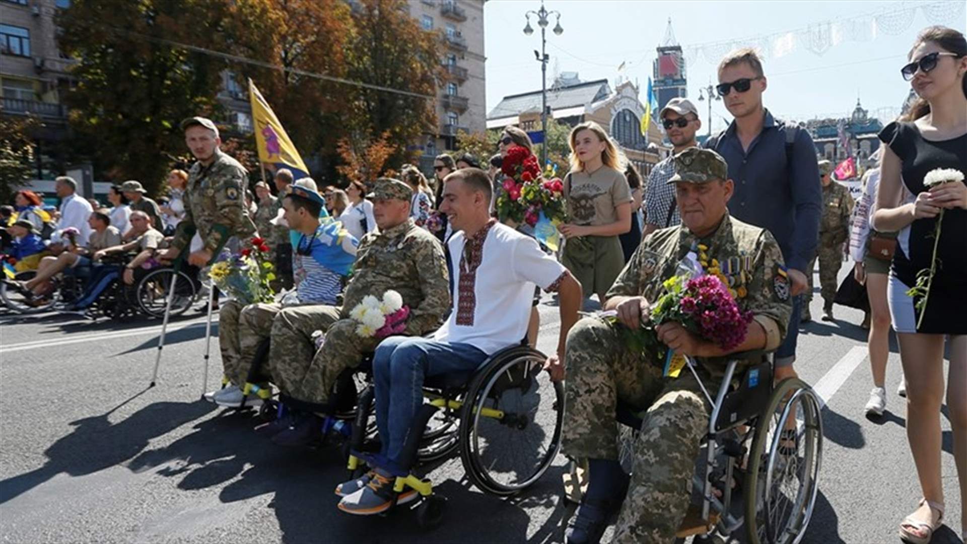 جنود أوكرانيون يحيون يوم الاستقلال بمسيرة غير رسمية بعد إلغاء العرض العسكري (صور)