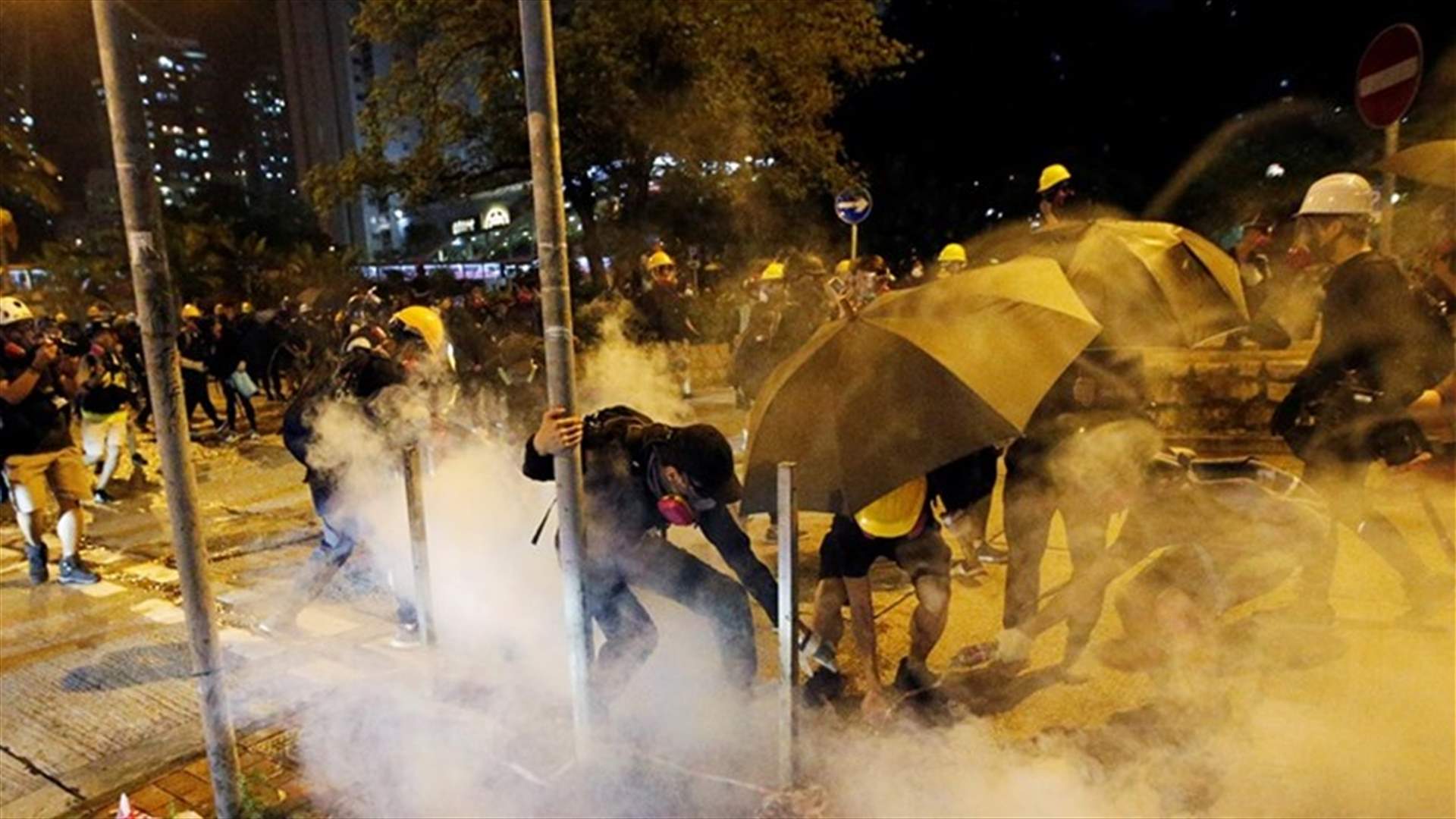 للمرة الأولى منذ أكثر من أسبوع... الشرطة في هونغ كونغ تستخدم الغاز المسيل للدموع
