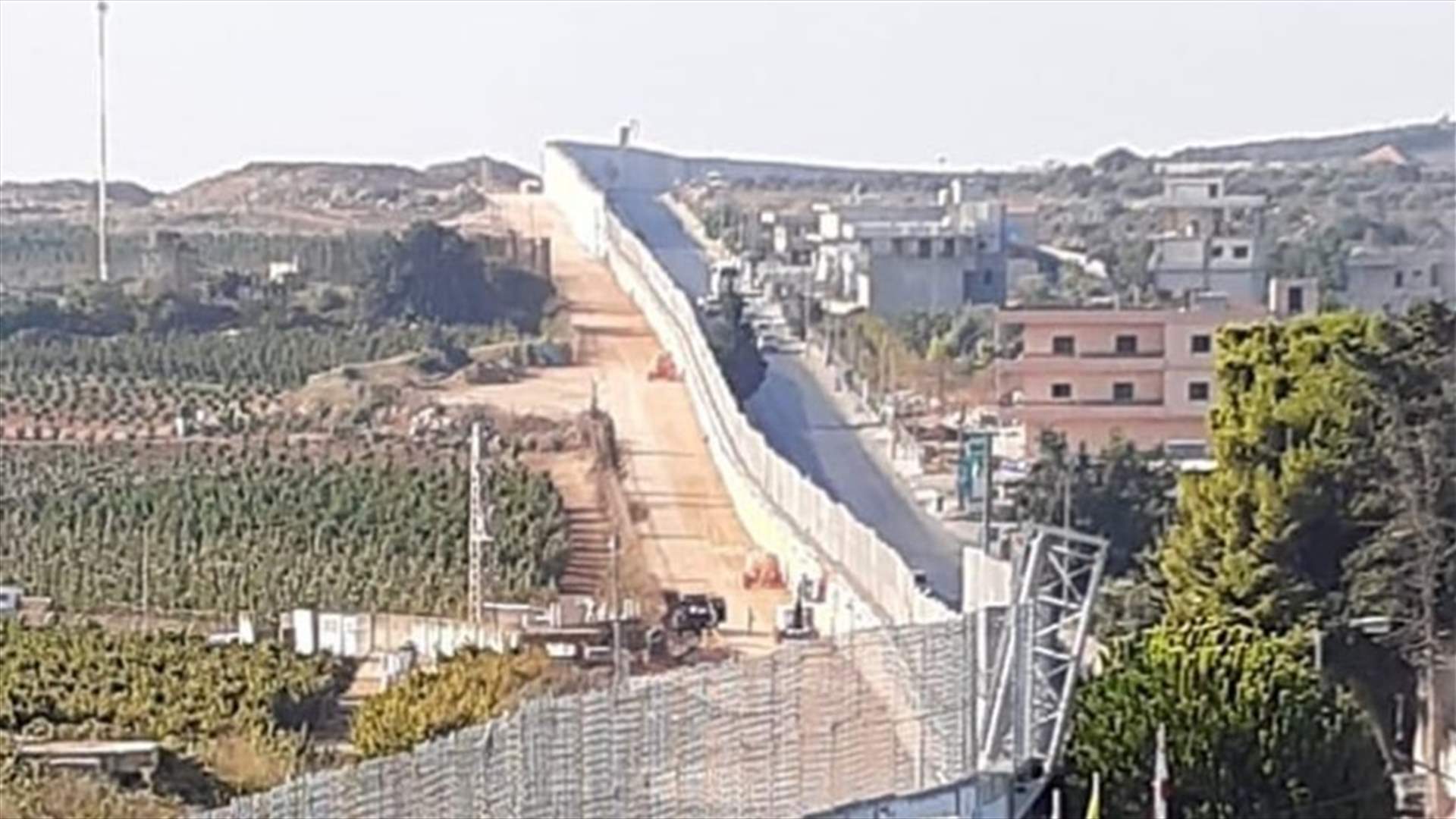 الجيش الاسرائيلي تابع تثبيت السياج الحديدي فوق الجدار الاسمنتي