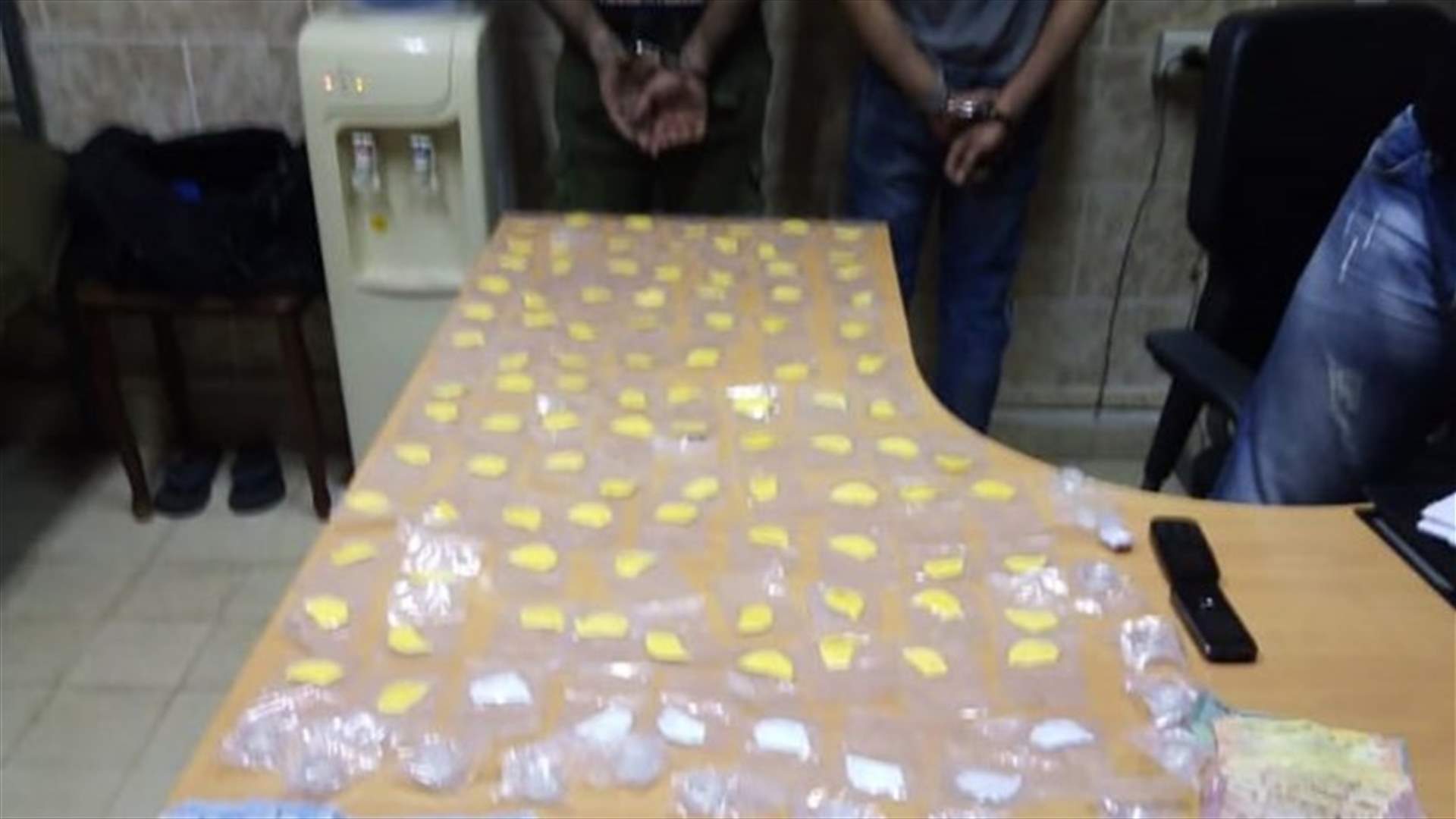 توقيف شخصين لإقدامهما على ترويج المخدرات في جسر الباشا... وهذا ما ضبط بحوزتهما (صورة)