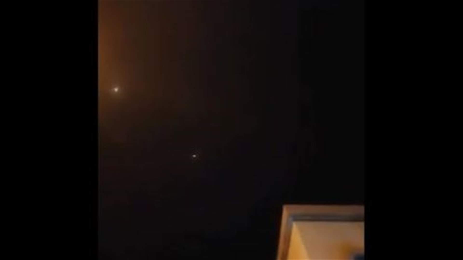 لحظة اعتراض الدفاعات الجوية السعودية لصواريخ أطلقها الحوثيون (فيديو)
