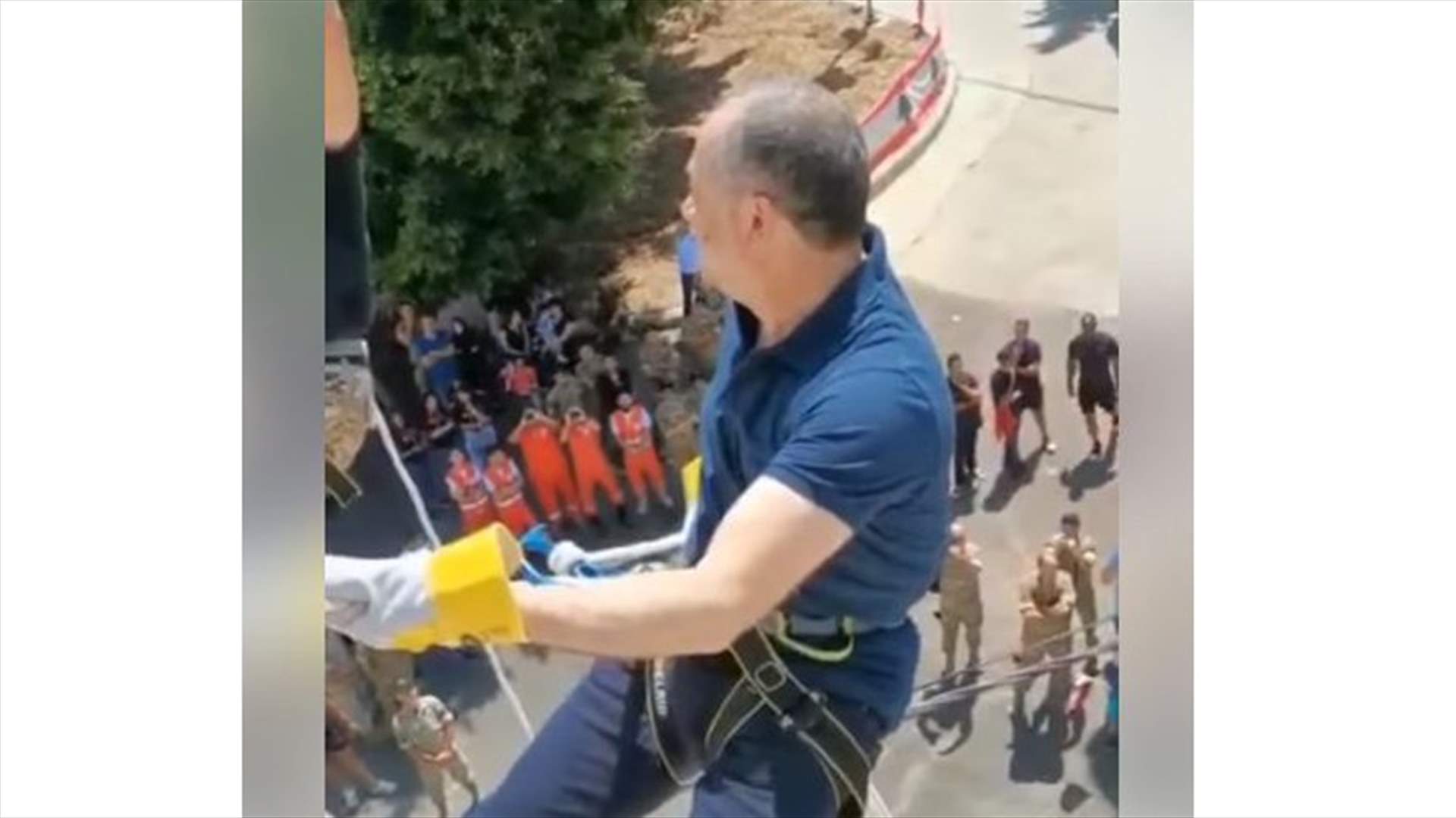 وزير الدفاع ينزل بالحبل من على سطح مبنى في صور (فيديو)