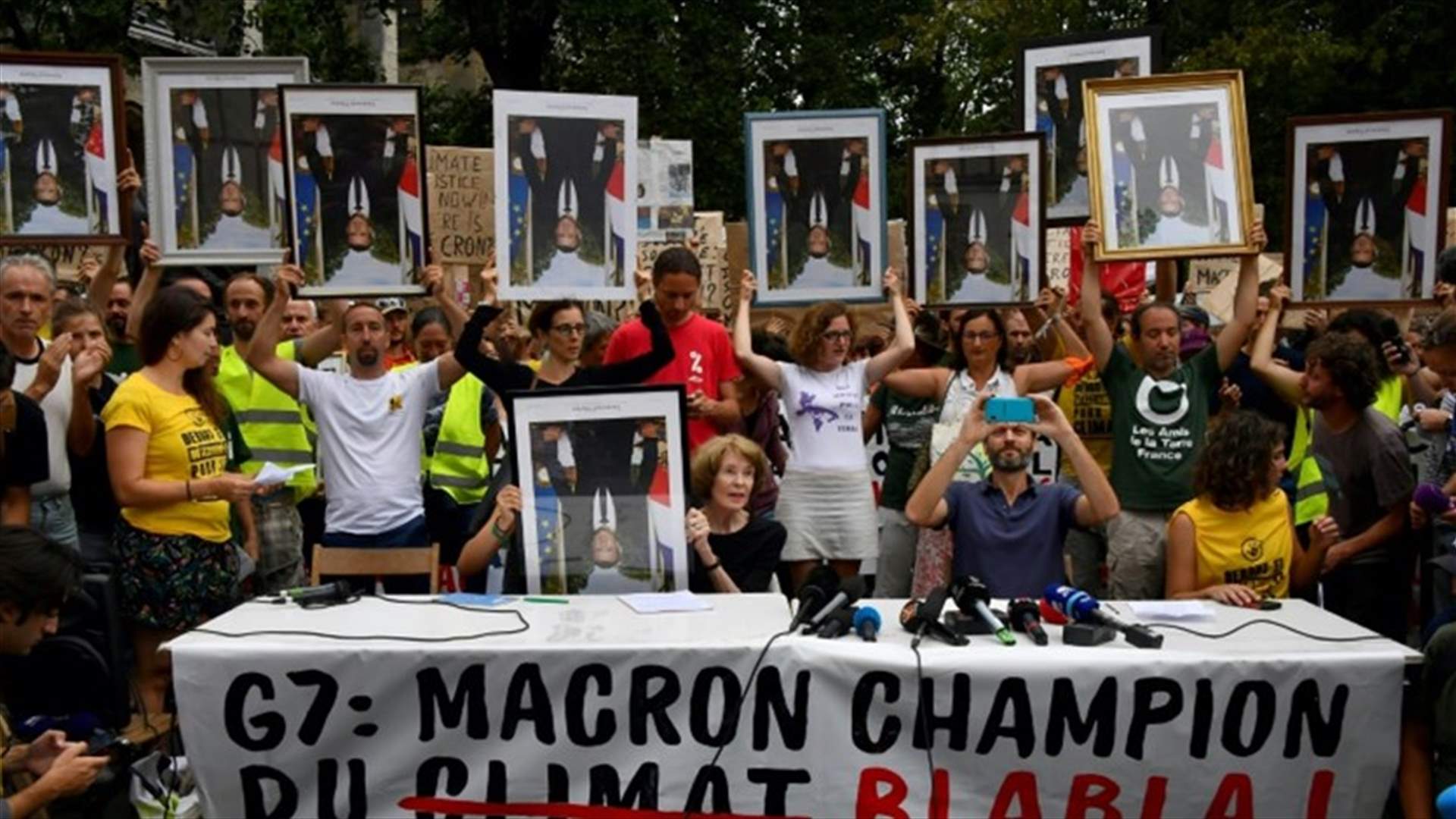 صور رسمية &quot;مسروقة&quot; لماكرون خلال تظاهرة في فرنسا... حملوا الصور بالمقلوب (صور)