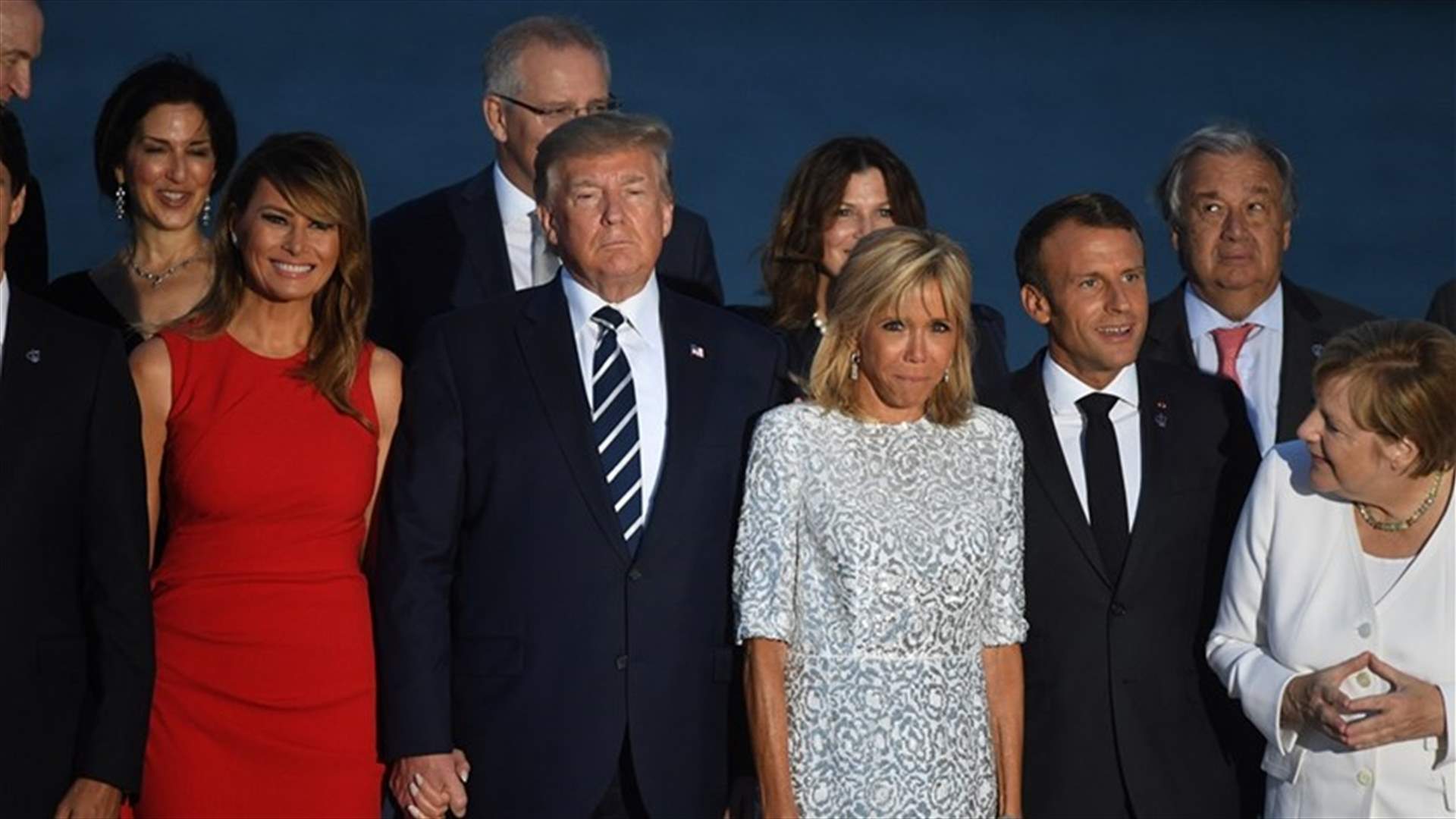 قبلات متبادلة بين ترامب وبريجيت ماكرون وميركل... والرئيس الفرنسي يراقب الوضع مبتسما (صور)