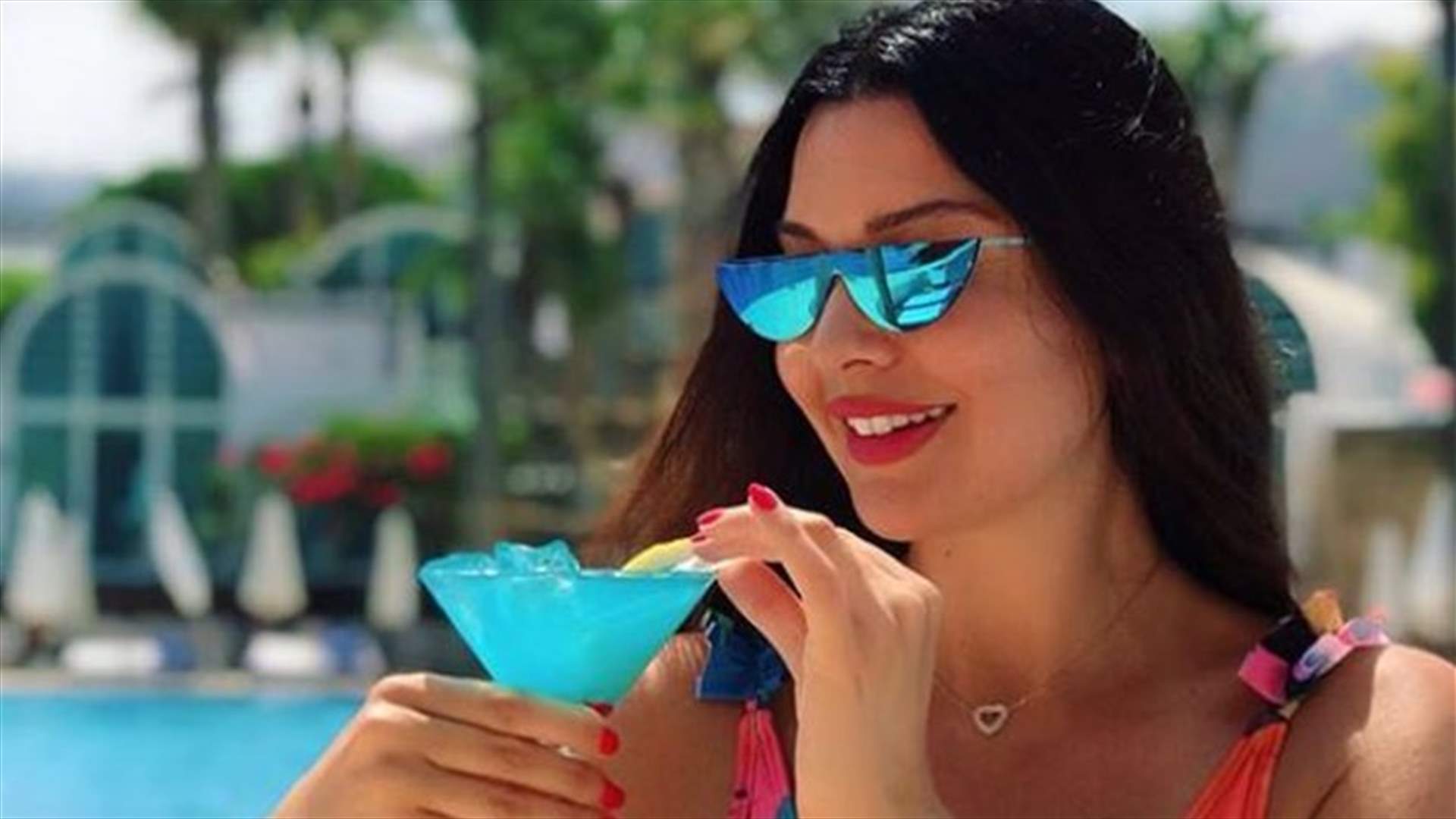 لاميتا فرنجية بالبيكيني الأحمر في جنوب فرنسا... وسيلفي مع دايفيد بيكهام (صور)