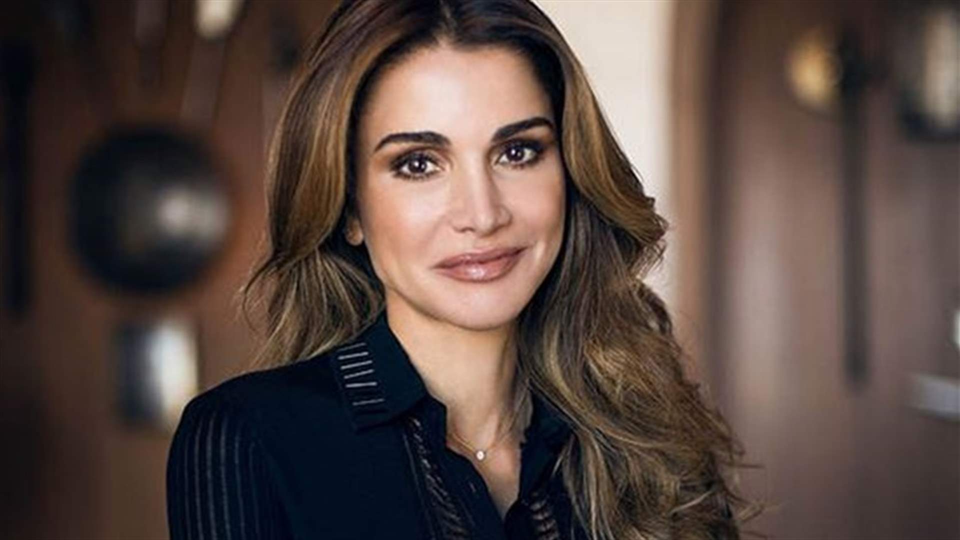 اعتمدي "التيشرت" على طريقة الملكة رانيا... إطلالة "كاجوال" بلمسة ملكية (صور)
