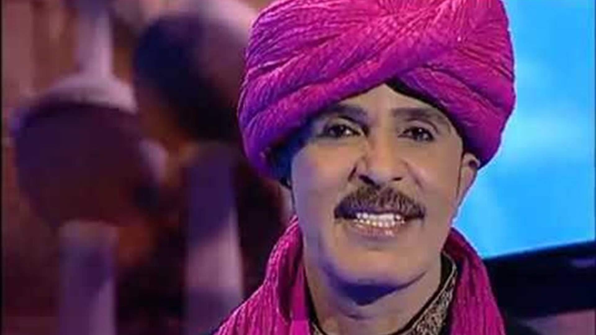 &quot;نيو لوك&quot; عبدالله بالخير من دون العباءة.. صدم الجميع بتسريحة شعره (فيديو)