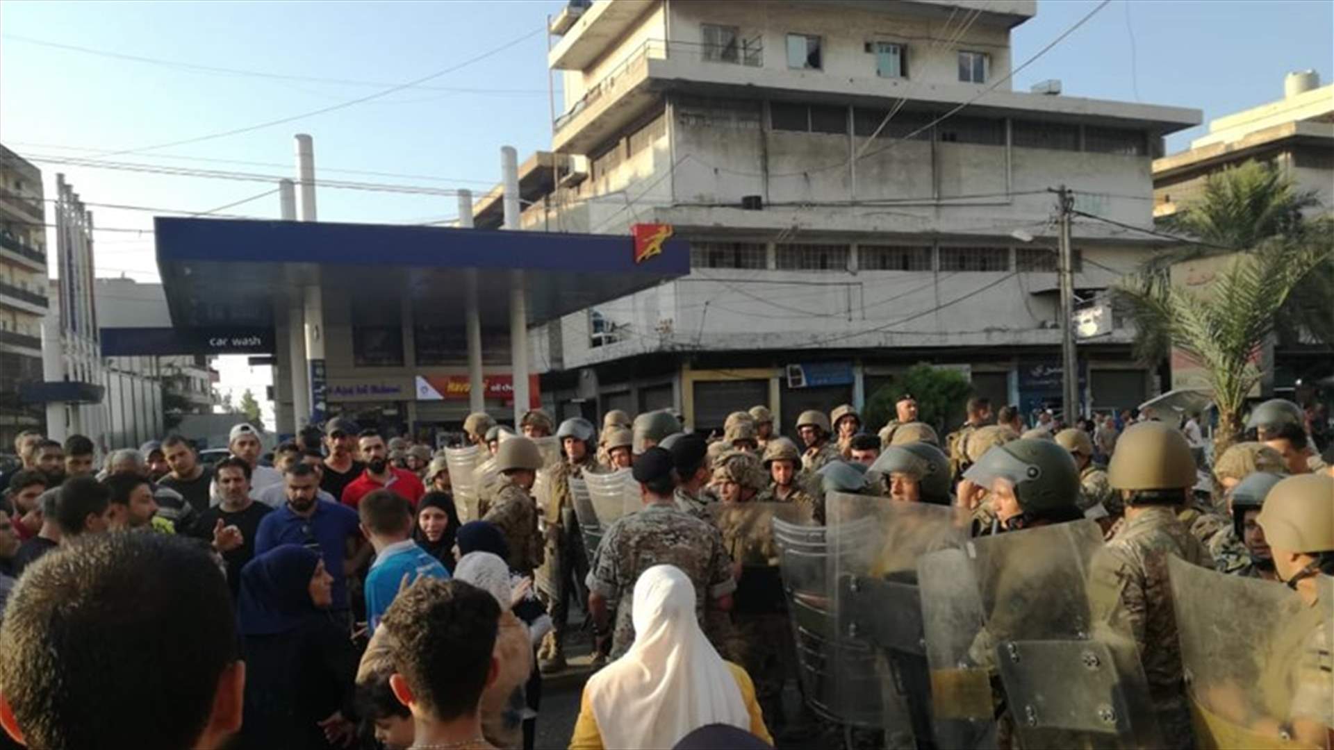 قطع اوتوسترادي البداوي والمنية بالاتجاهين من قبل بعض المحتجين (صورة)