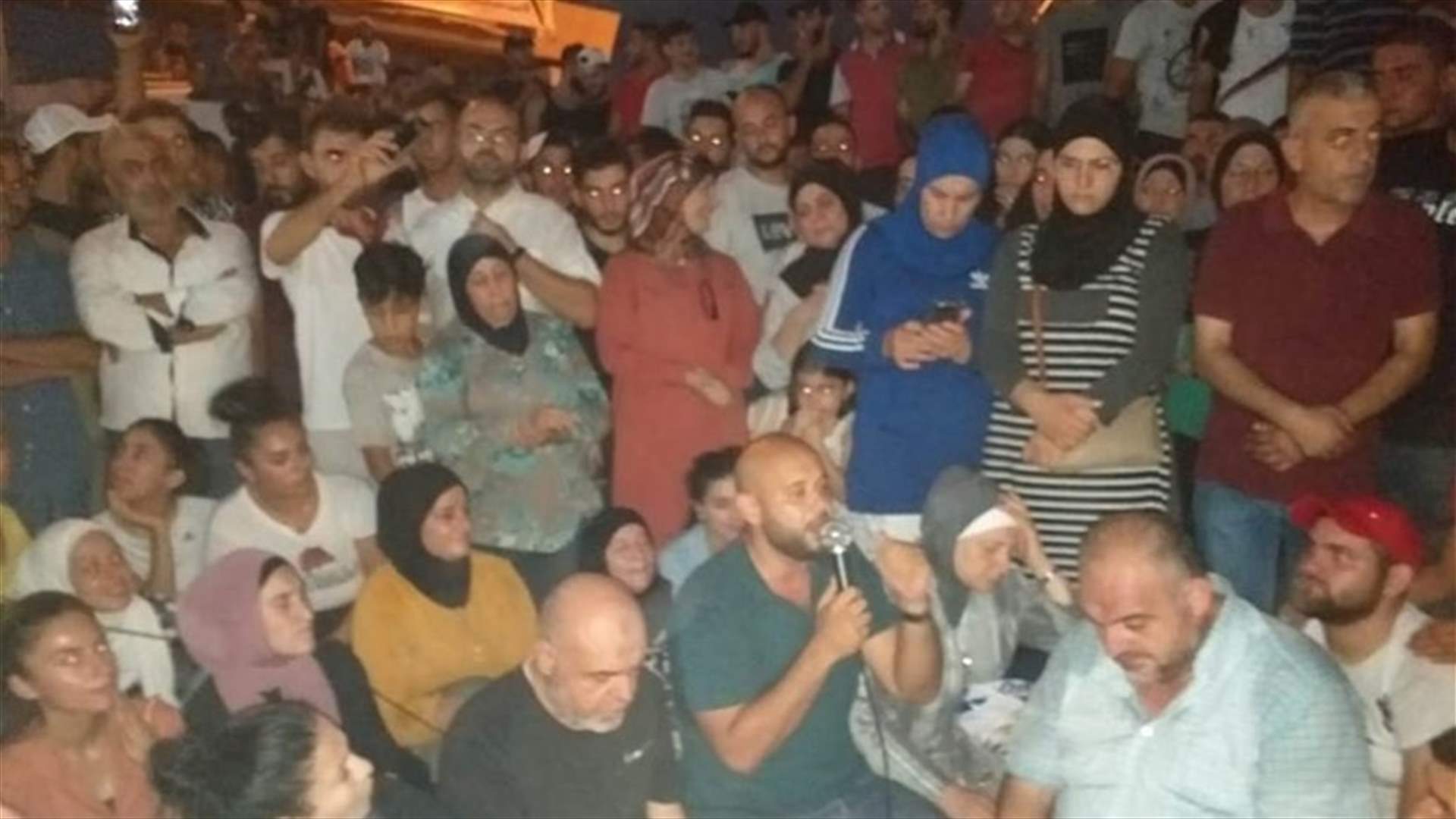 اهالي دير عمار يقطعون الطرقات المؤدية الى معمل الكهرباء (صورة)