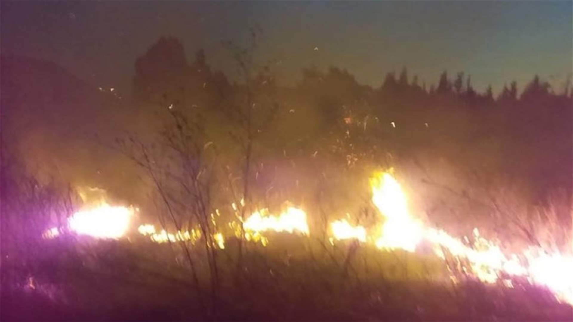 الدفاع المدني يعمل على اخماد حريق الهيكلية (صورة)