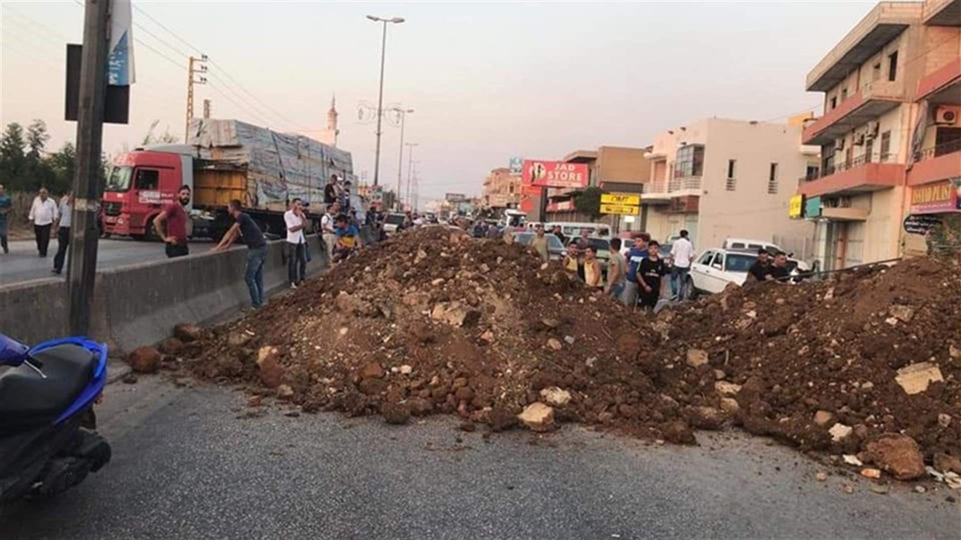 طريقا المنية والبداوي ما زالتا مقطوعتين... والمعتصمون مستمرون باحتجاجهم