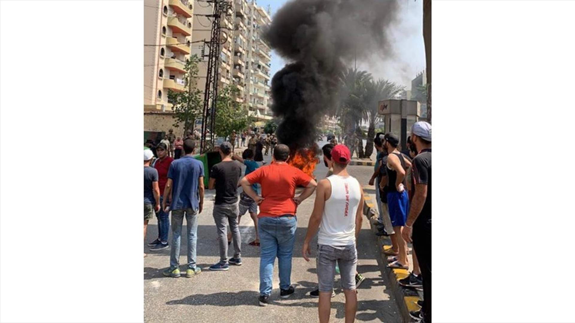 احراق اطارات وسط الطريق المؤدية الى عكار اعتراضا على توقيف محتجين (صورة)
