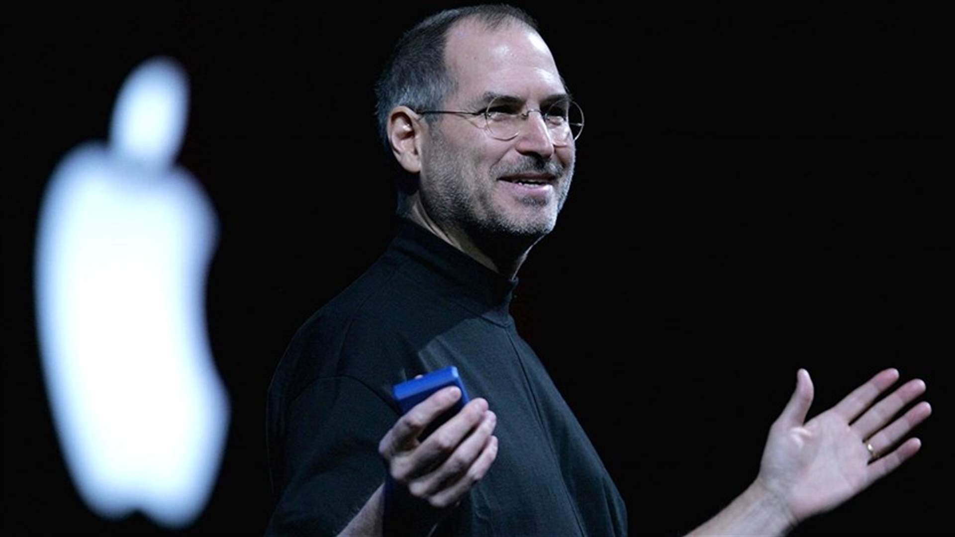 &quot;ستيف جوبز&quot; يظهر بالعباءة العربية في مصر بعد وفاته عام 2011! (صورة)